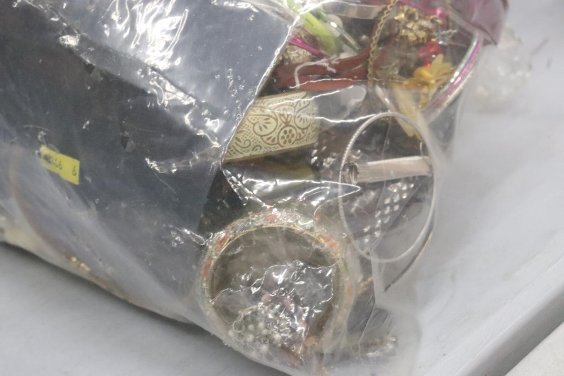 A LARGE QUANTITY OF UNSORTED COSTUME JEWELLERY - 7.6KG IN TOTAL - Image 3 of 6