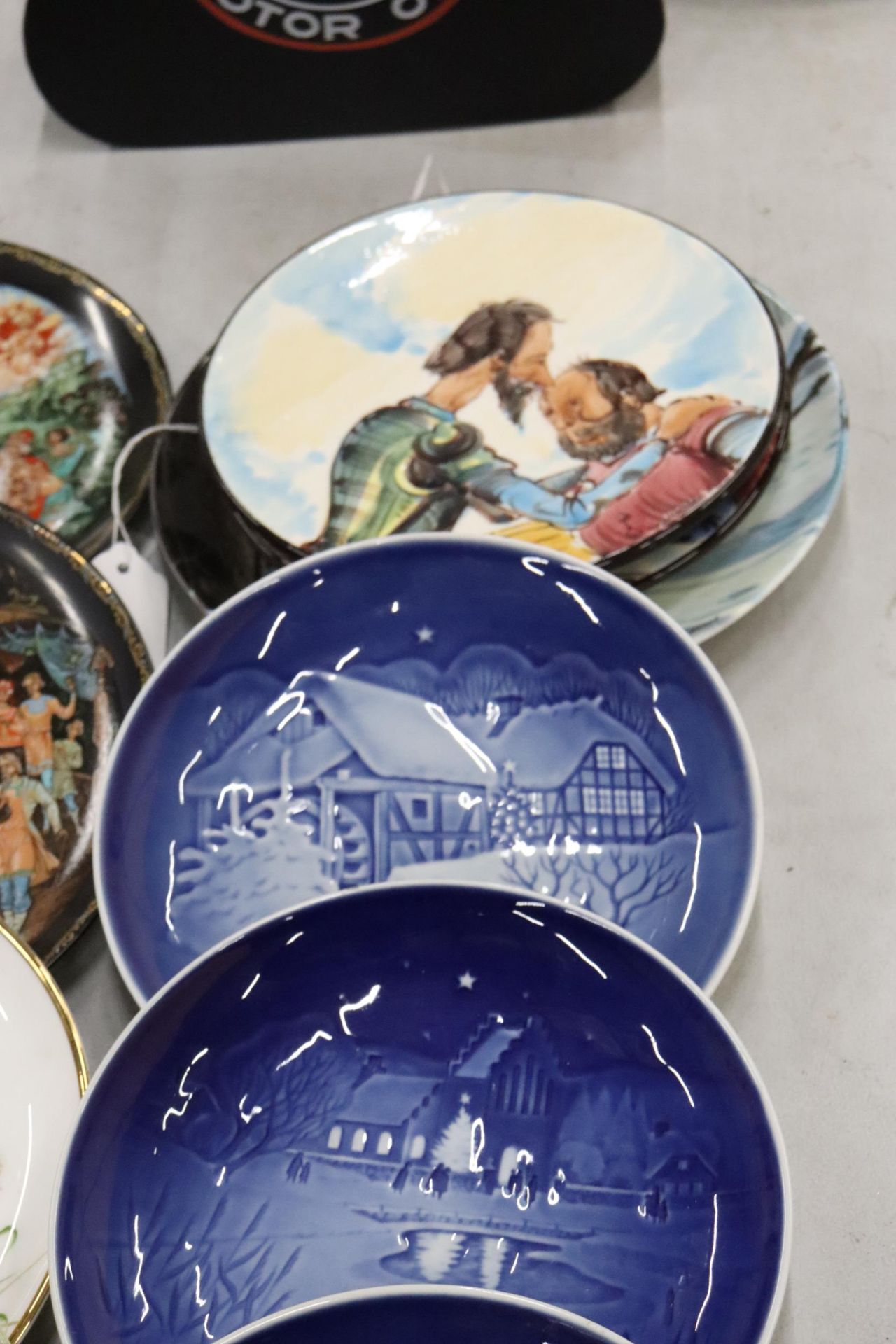 A LARGE COLLECTION OF CABINET PLATES TO INCLUDE BING & GRONDAHL, DENMARK, BRADEX RUSSIAN - Image 9 of 13