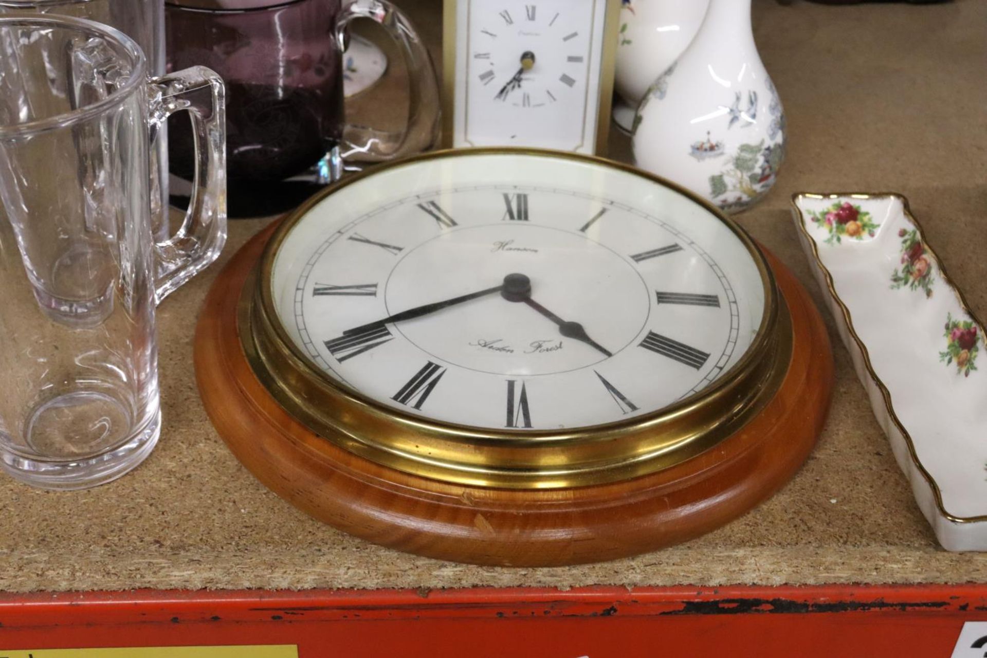 A MIXED LOT TO INCLUDE AYNSLEY 'PEMBROKE' VASES, A LARGE ORIENTAL VSE, WALL CLOCK, CARRIAGE CLOCK, - Image 4 of 6