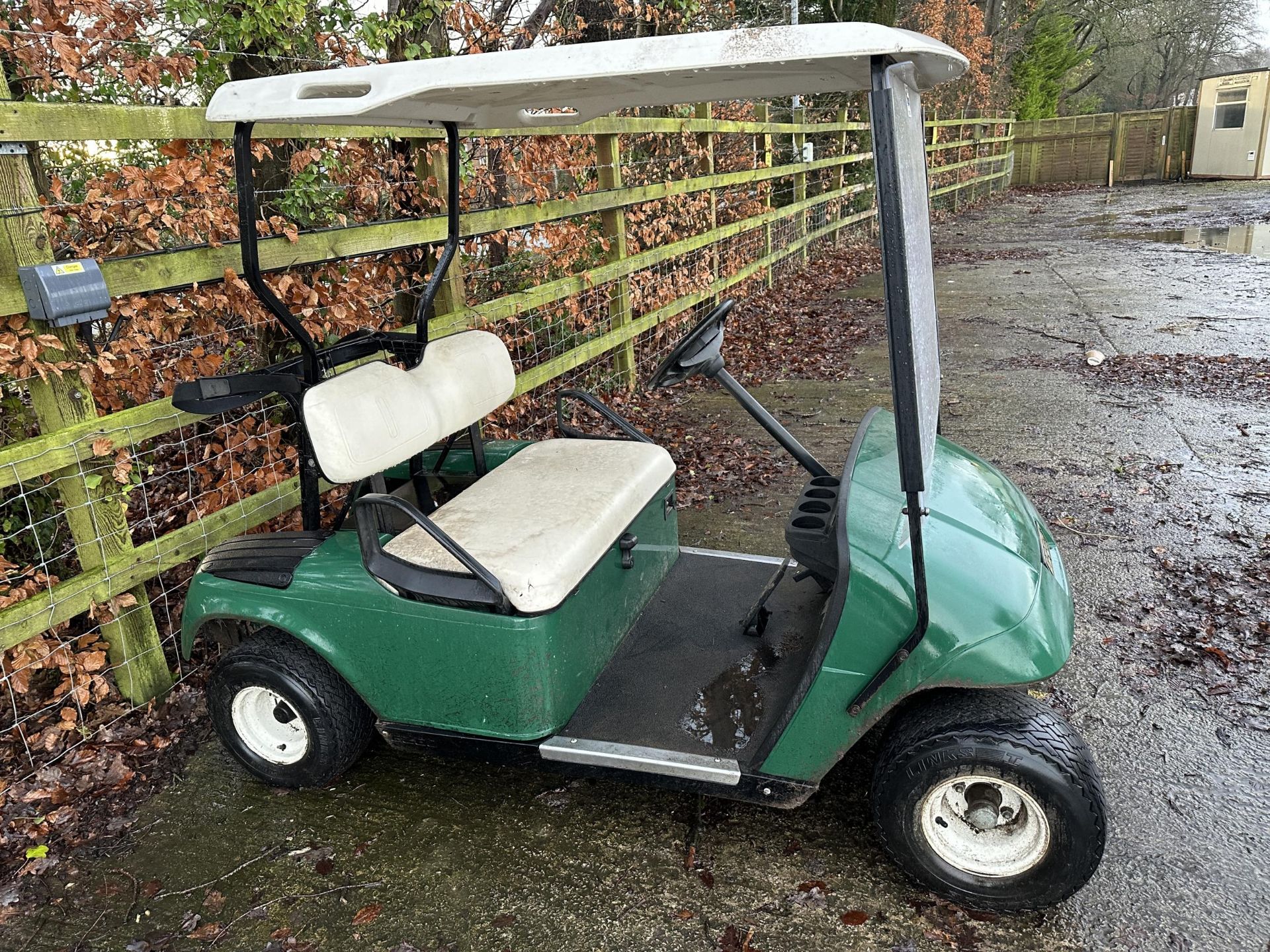 A GREEN EZGO TEXTRON COMPANY ELECTRIC GOLF BUGGY COMPLETE WITH KEY - Image 7 of 8