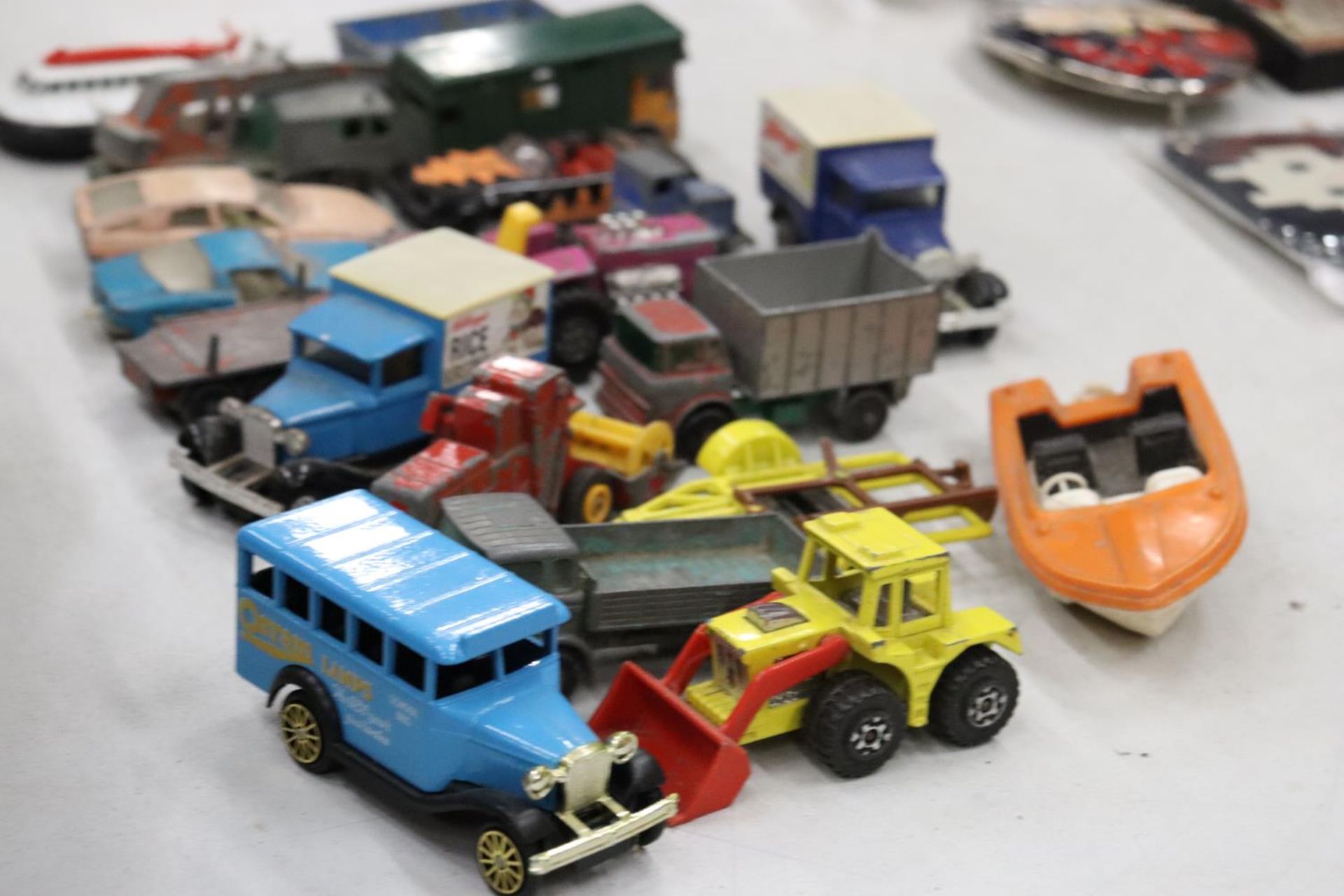 A QUANTITY OF VINTAGE MATCHBOX AND LESNEY DIECAST VEHICLES - Image 6 of 8