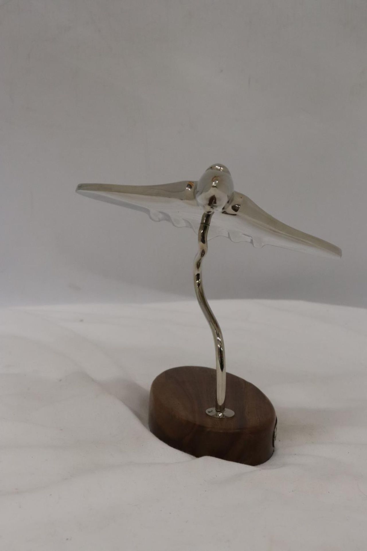 A CHROME MODEL OF AN AVRO VULCAN AEROPLANE ON A HARDWOOD BASE WITH HISTORY PLAQUE, HEIGHT 20 CM - Image 4 of 6