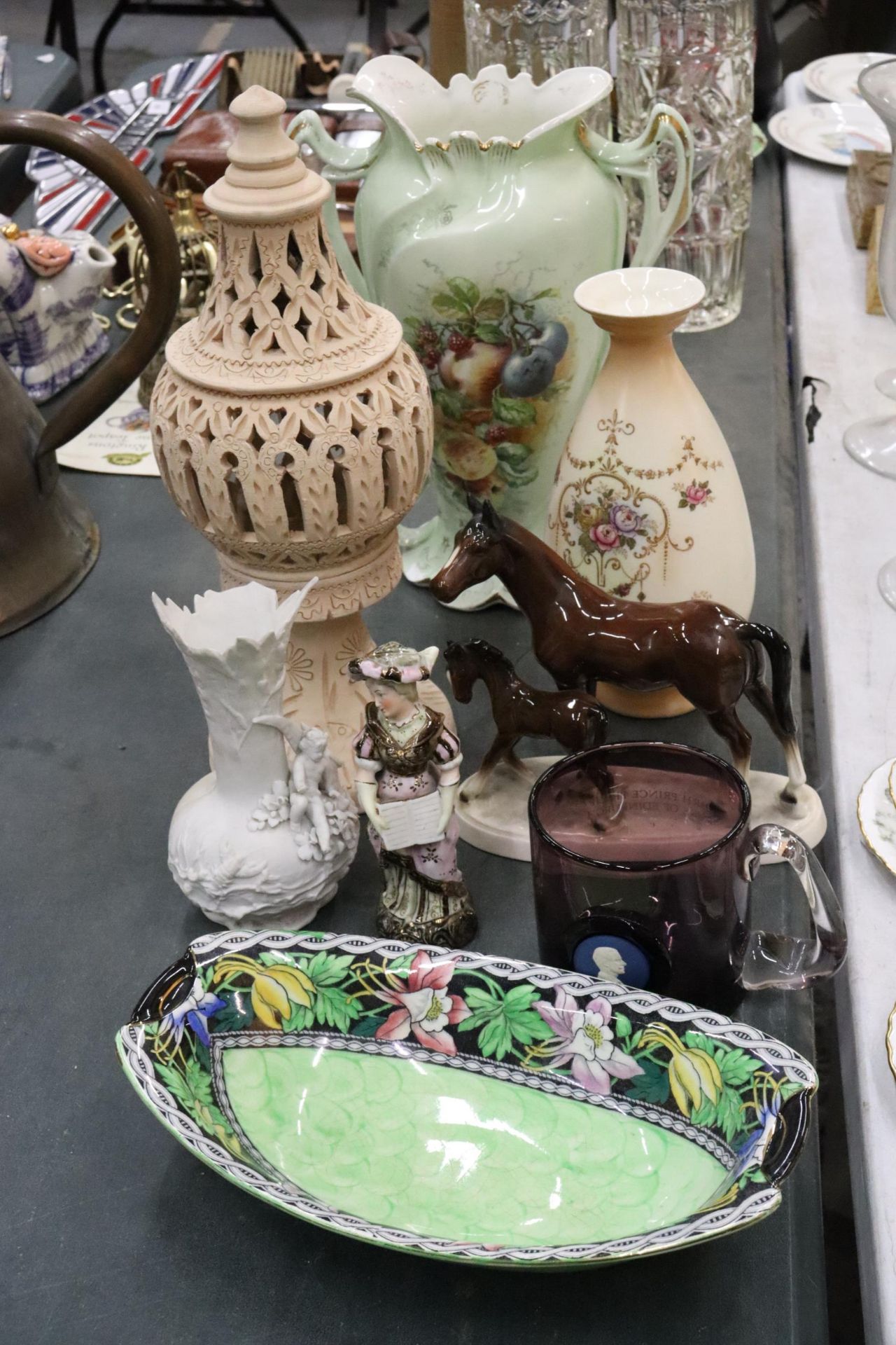 A MIXED LOT TO INCLUDE A BLUSH WARE VASE, WEDGWOOD COMMEMORATIVE CUP, LUSTRE BOWL, ETC., - Image 2 of 8