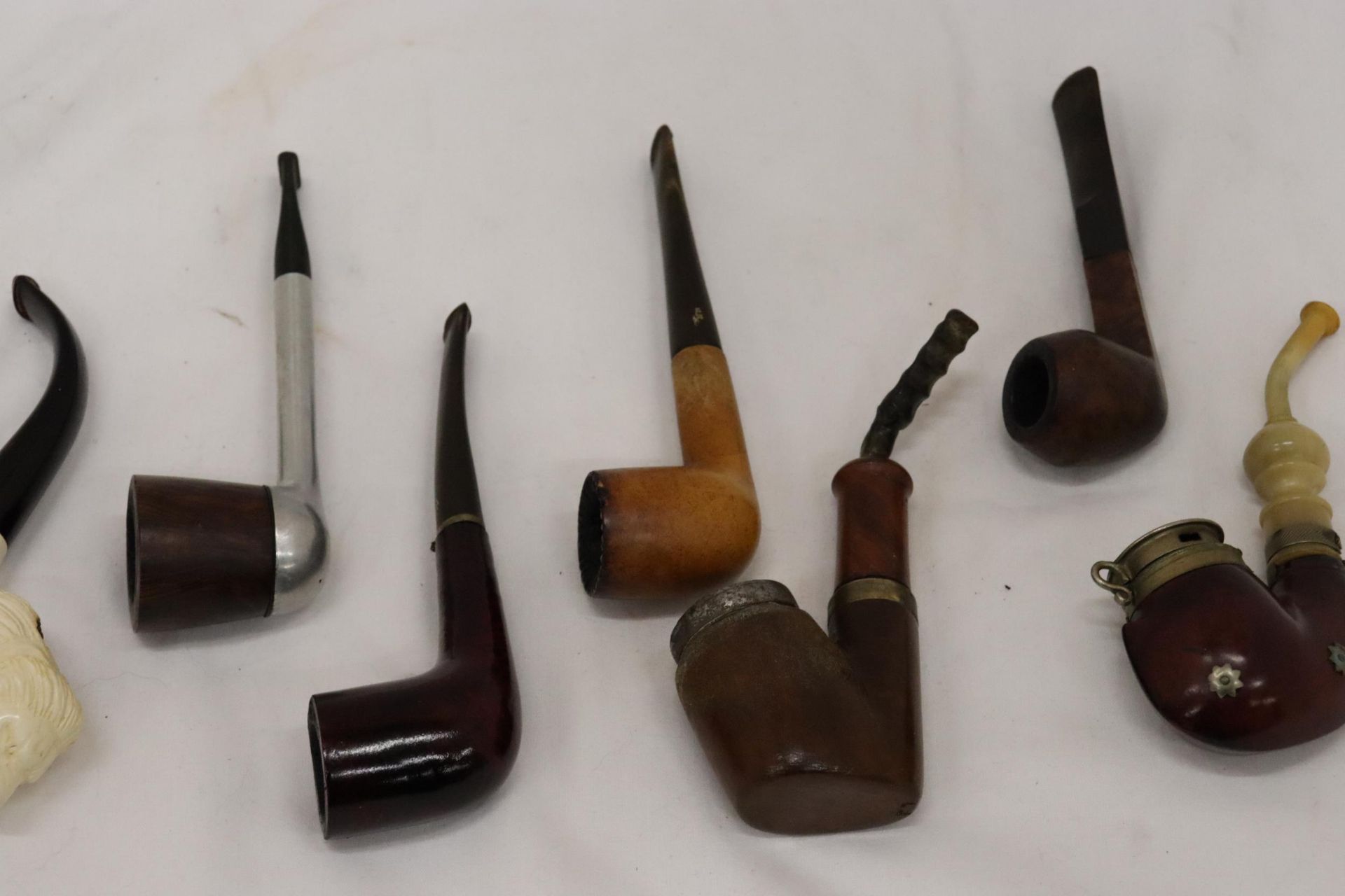 A COLLECTION OF VINTAGE PIPES TO INCLUDE ONE WITH A LION'S HEAD BOWL, GENUINE BLOCK MEERSCHAUM, - Bild 5 aus 7