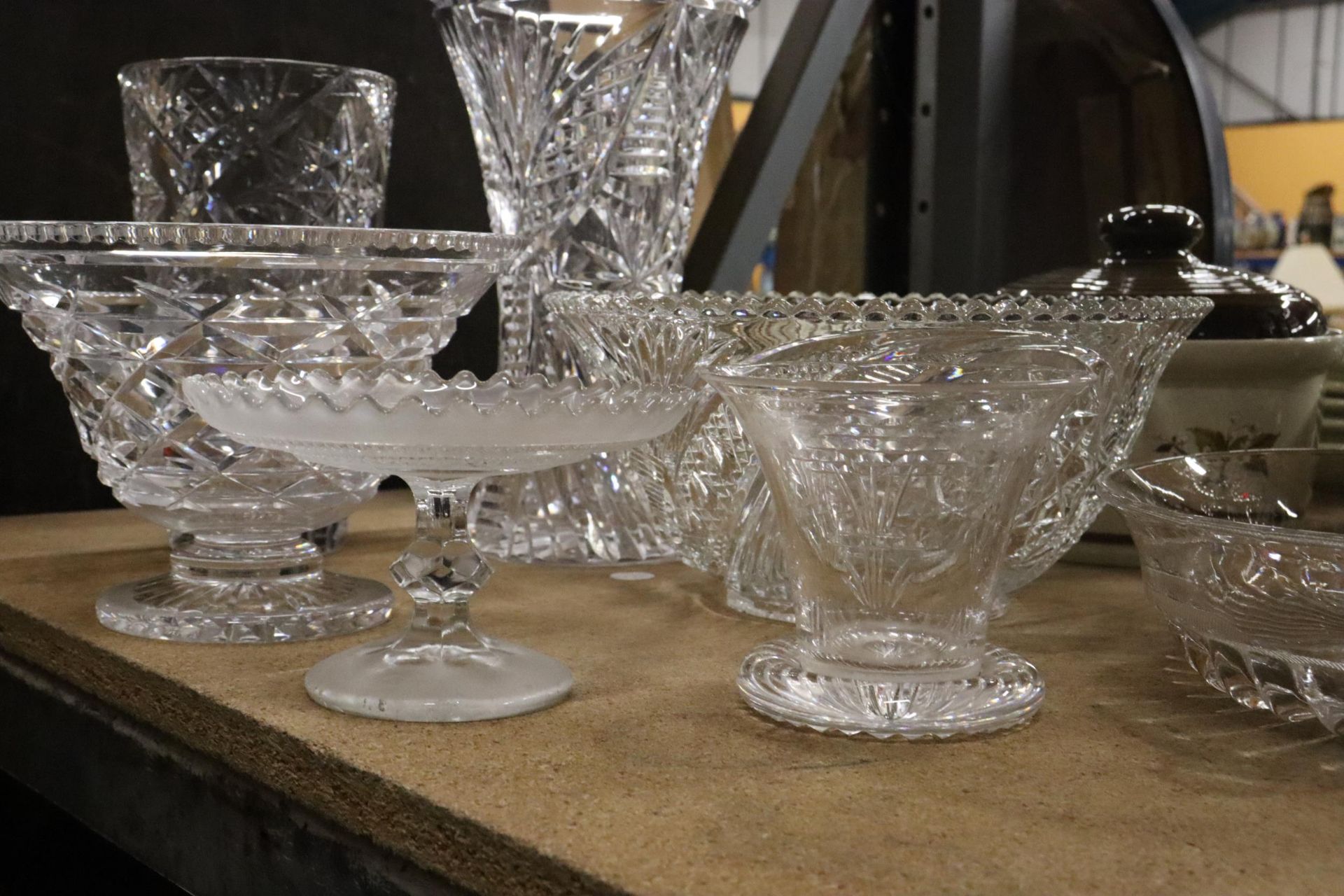 A QUANTITY OF GLASSWARE TO INCLUDE VASES, BOWLS, ETC - 7 PIECES IN TOTAL - Image 8 of 8