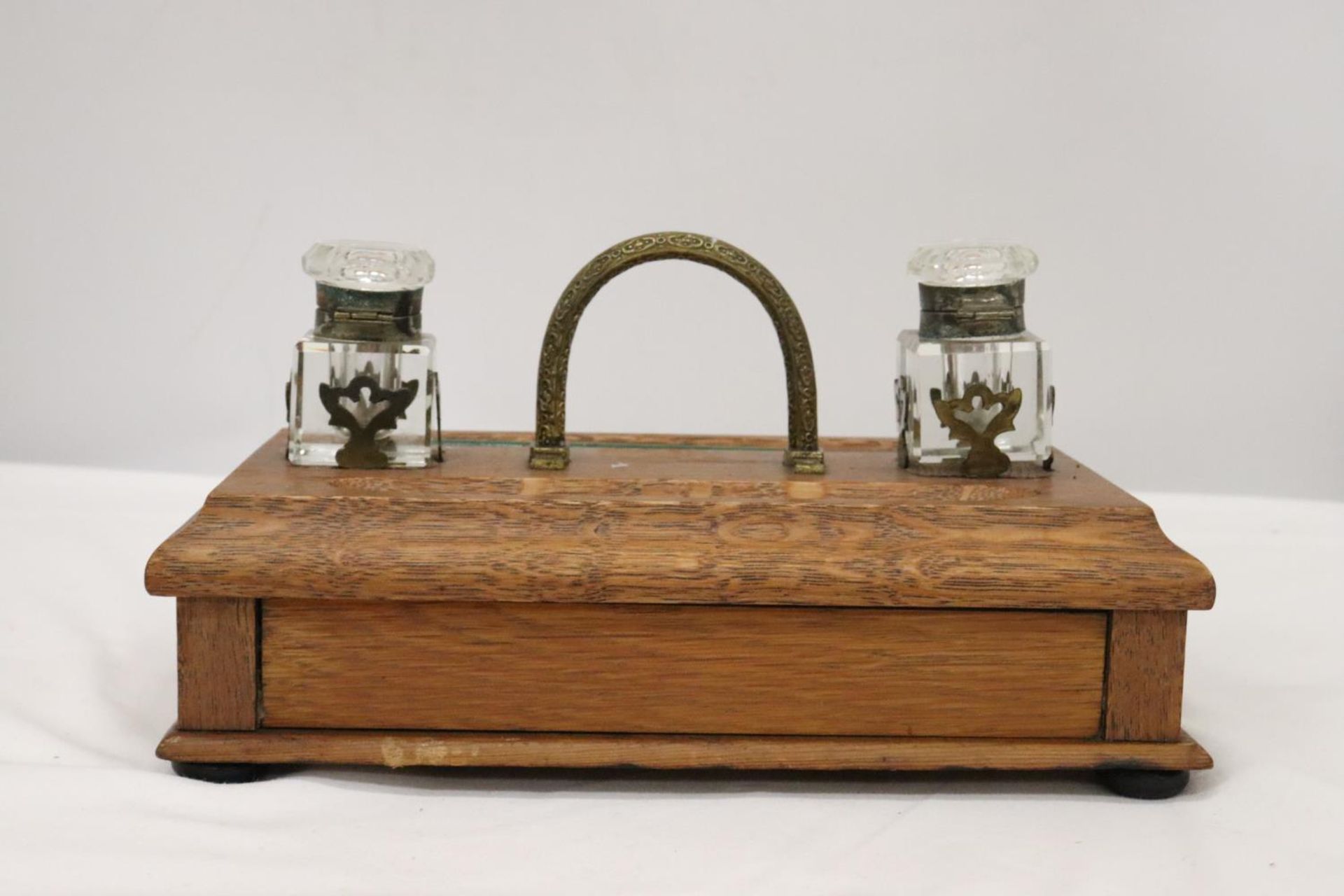 A VINTAGE OAK DESKSET WITH BRASS HANDLE AND DRAWER WITH GLASS INKWELLS - Image 5 of 6