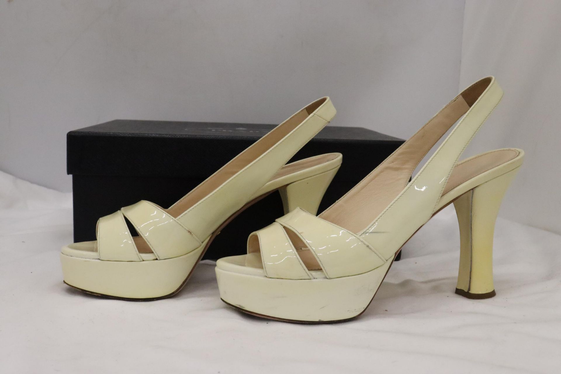 A PAIR OF CREAM HIGH HEELED SHOES, MARKED WITH A GOLD COLOURED 'PRADA' TO THE UNDERSIDE, IN A BOX - Image 3 of 7