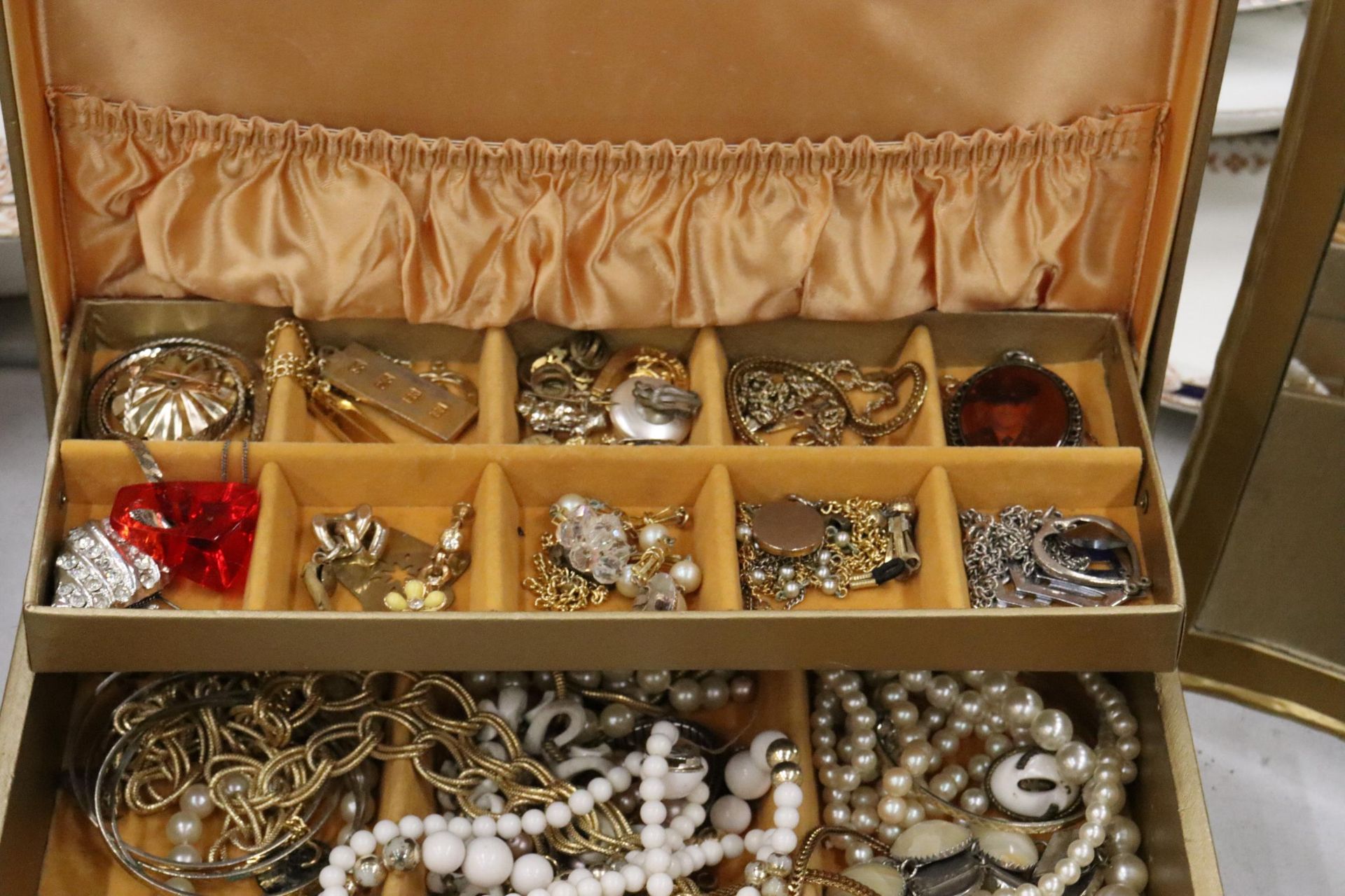 A LARGE QUANTITY OF COSTUME JEWELLERY TO INCLUDE WATCHES, NECKLACES, EARRINGS, BROOCHES, ETC, PLUS A - Image 5 of 10