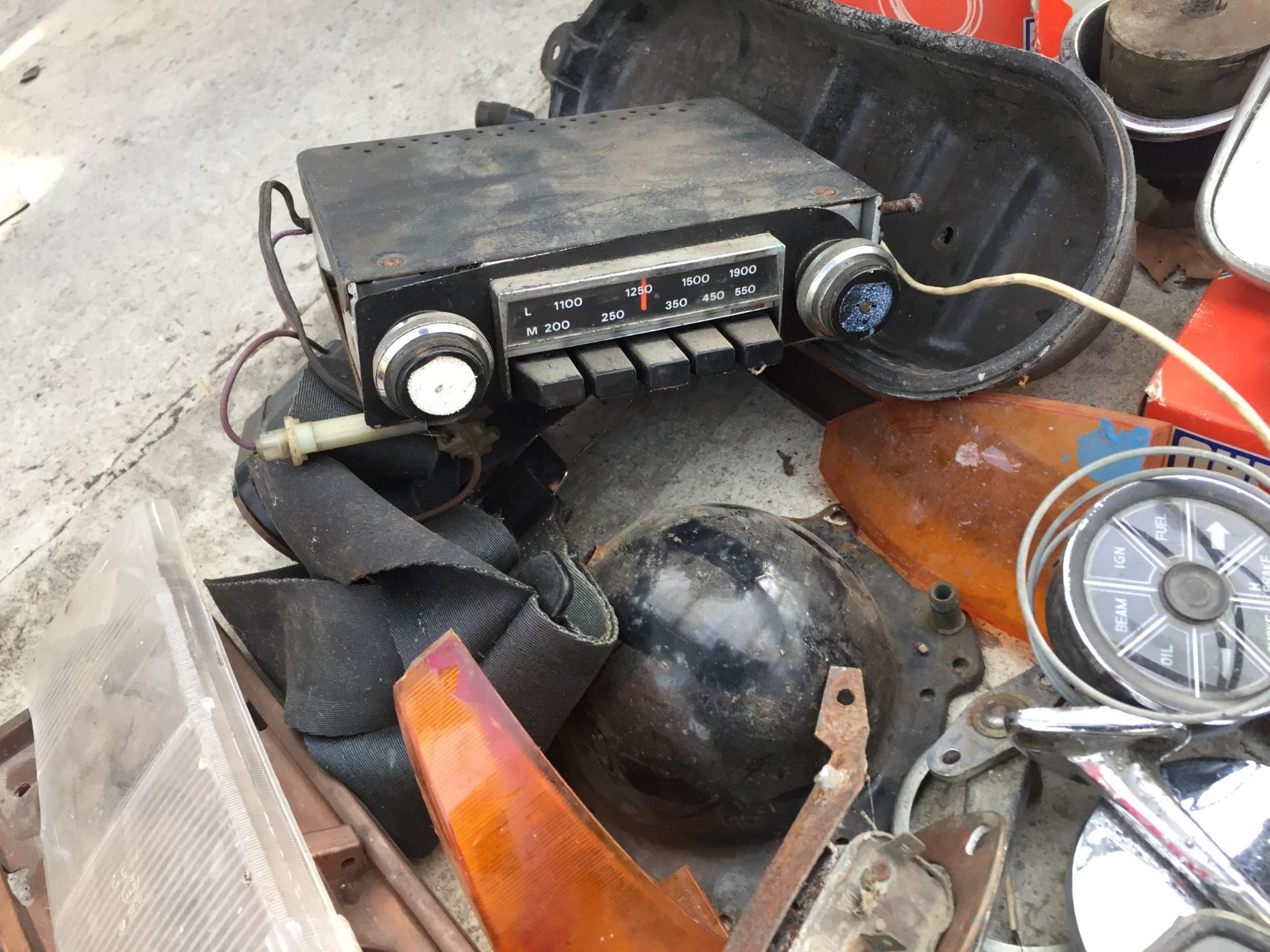 AN ASSORTMENT OF VINTAGE AUTOMOBILE ITEMS TO INCLUDE GUAGES, BADGES AND MIRRORS ETC - Image 4 of 4