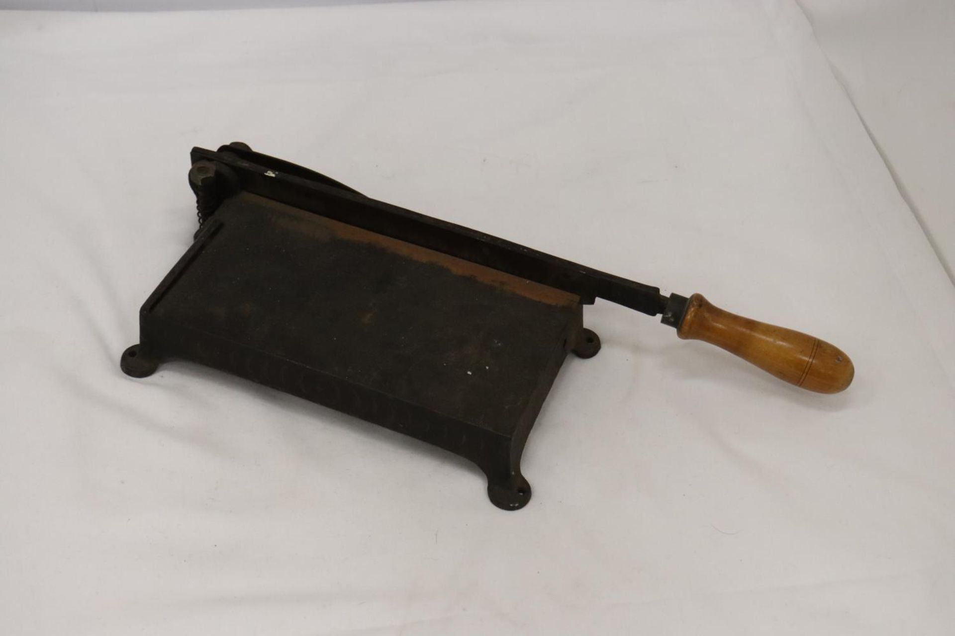 A VERY SHARP VINTAGE CAST GUILLOTINE - Image 3 of 7