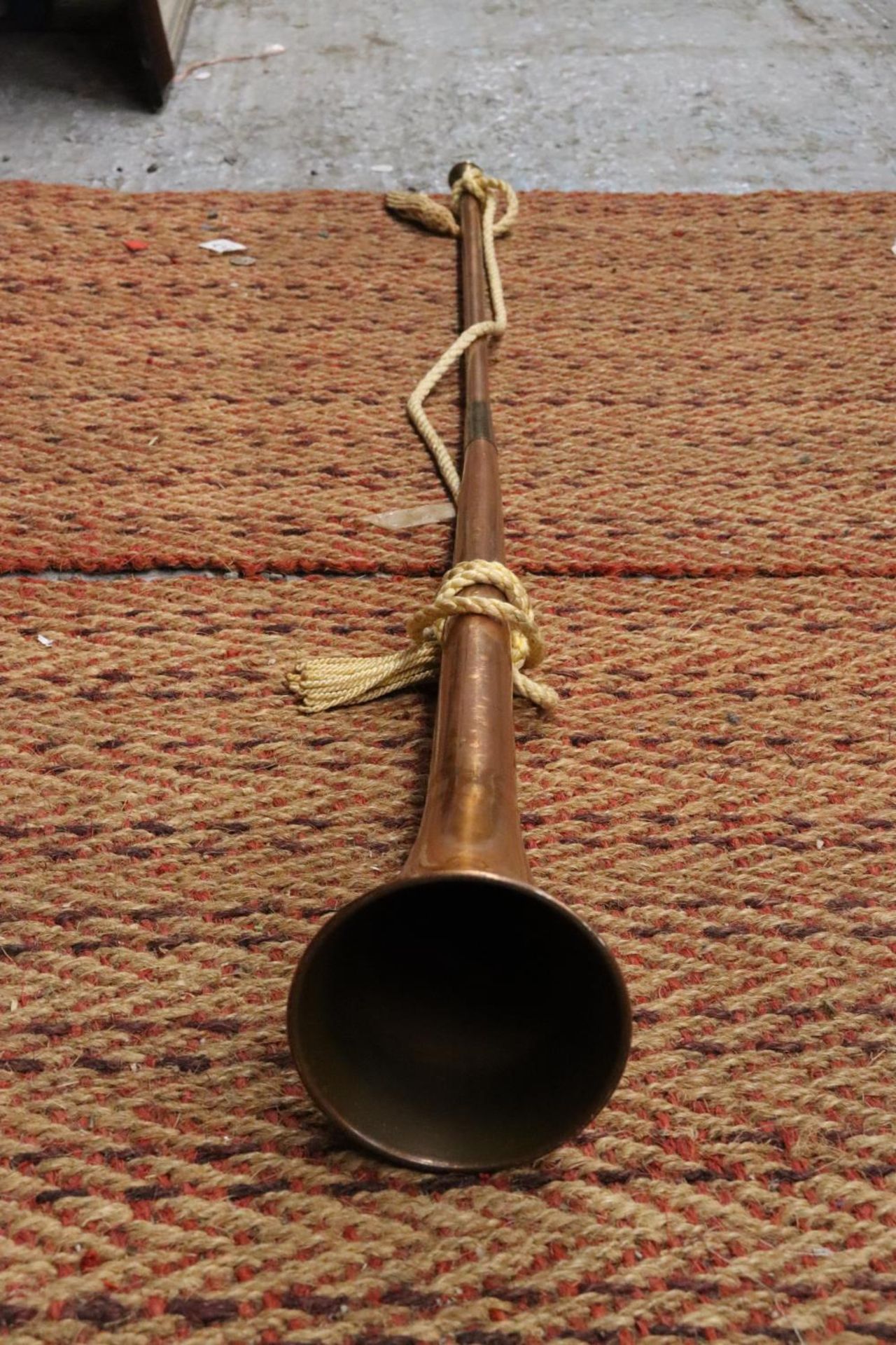 A BRASS AND COPPER HUNTING HORN - Image 7 of 8