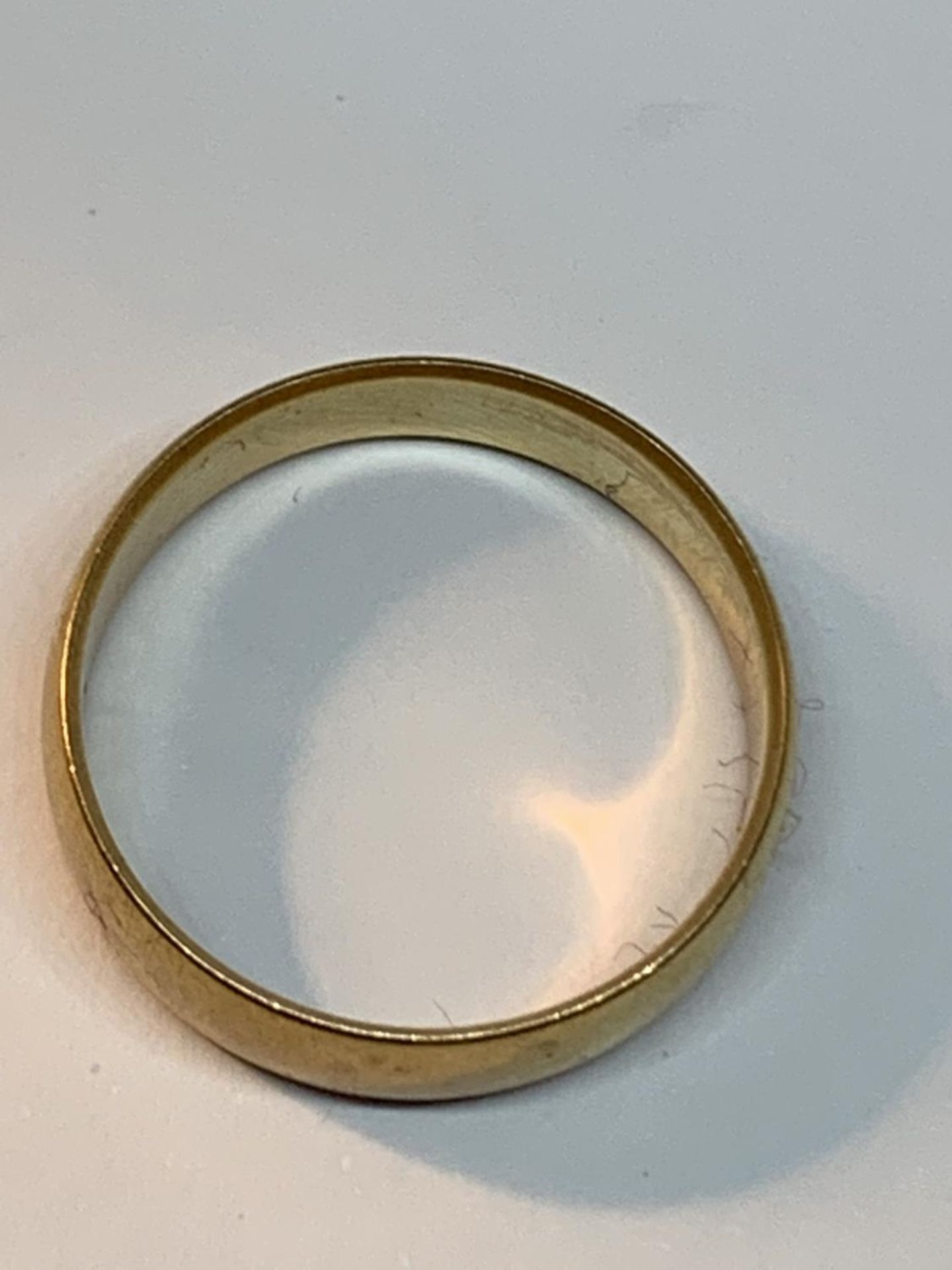 A HALLMARKED BIRMINGHAM 18 CARAT GOLD WEDDING BAND GROSS WEIGHT 3.75 GRAMS IN A PRESENTATION BOX - Image 4 of 4