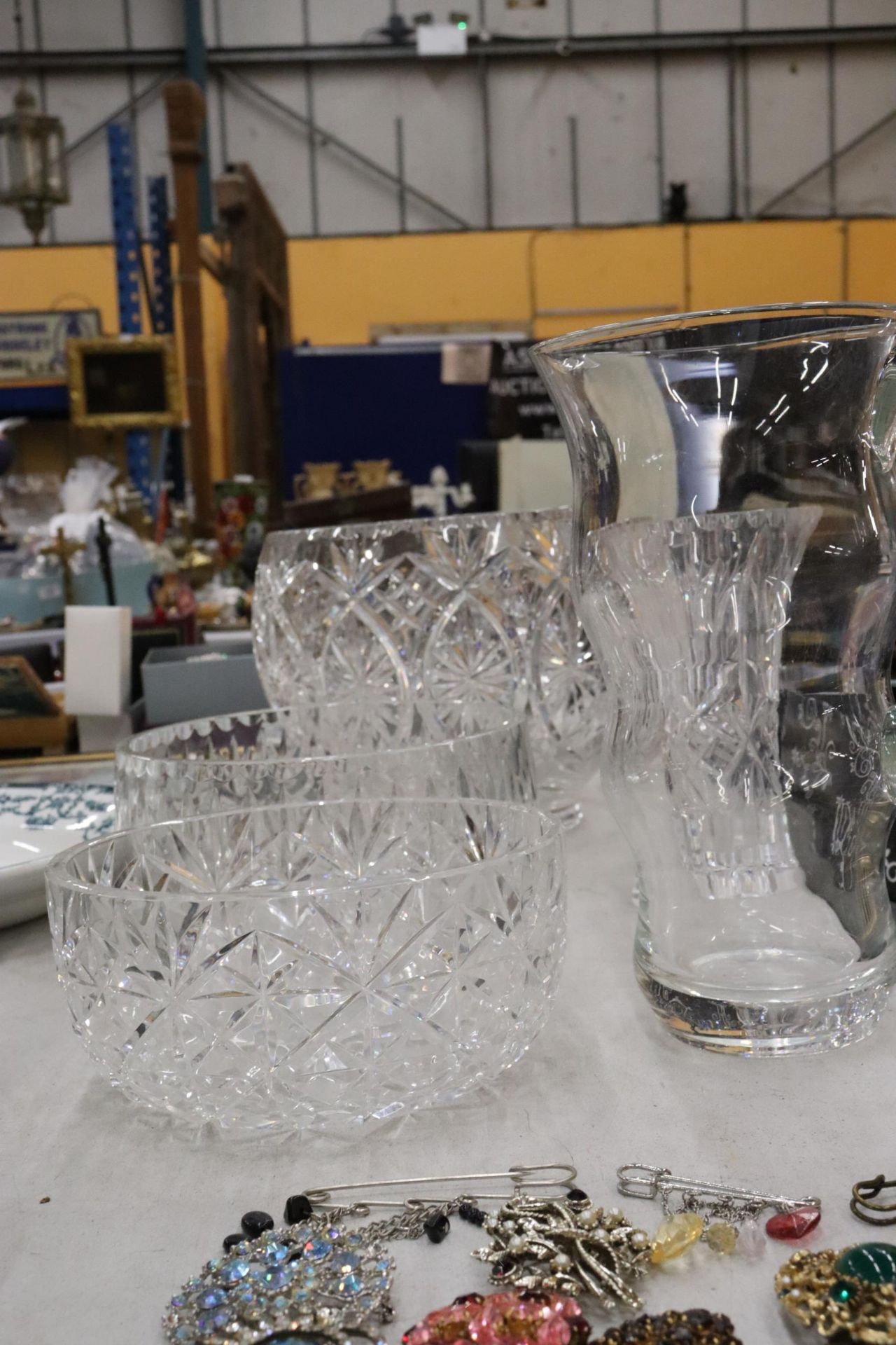 FIVE PIECES OF HEAVY GLASSWARE TO INCLUDE A LARGE CUT GLASS BOWL, TWO OTHER BOWLS, A VASE AND A JUG - Image 6 of 8