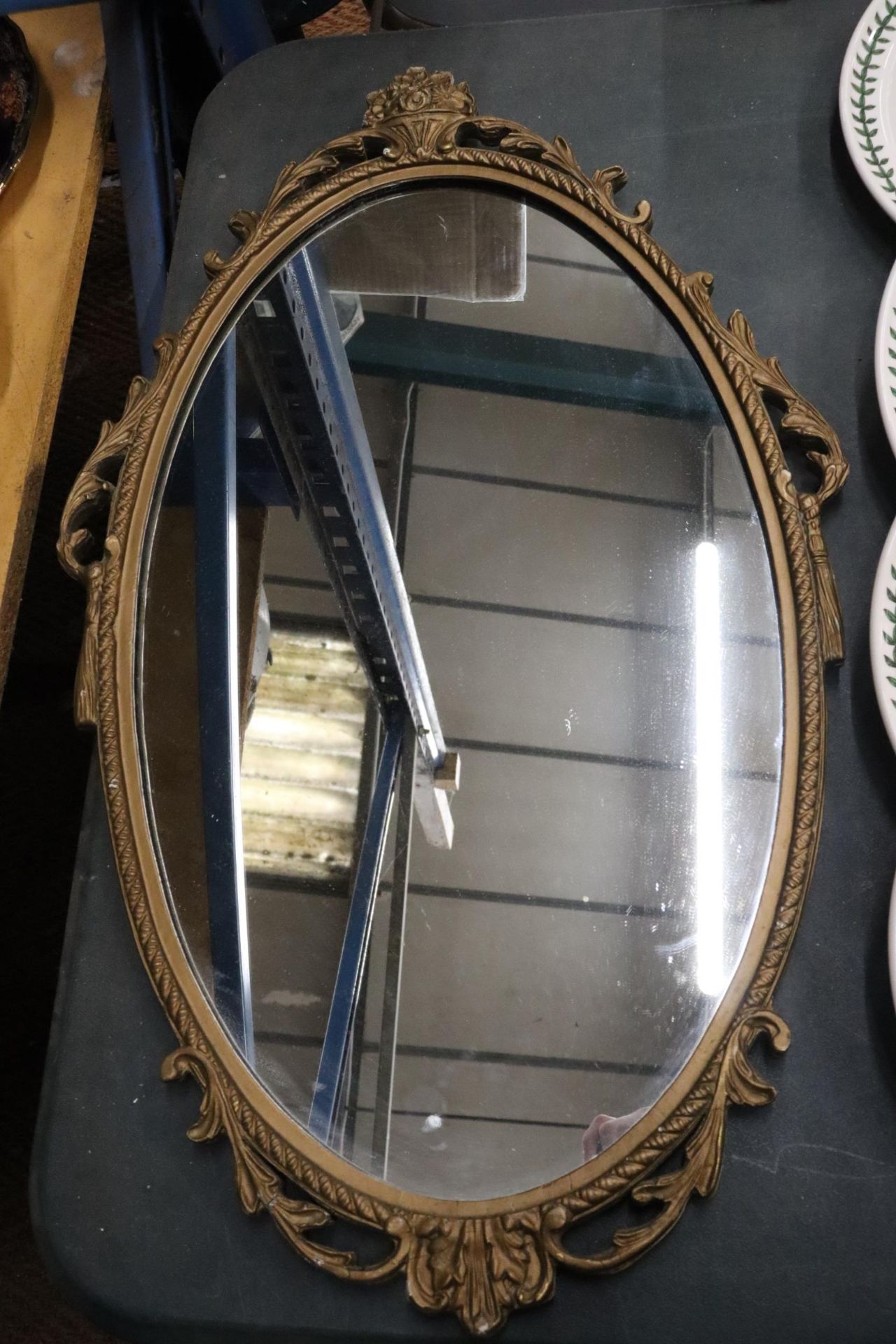 A VINTAGE OVAL MIRROR WITH ORNATE GILT FRAME, 37CM X 67CM - Image 4 of 4