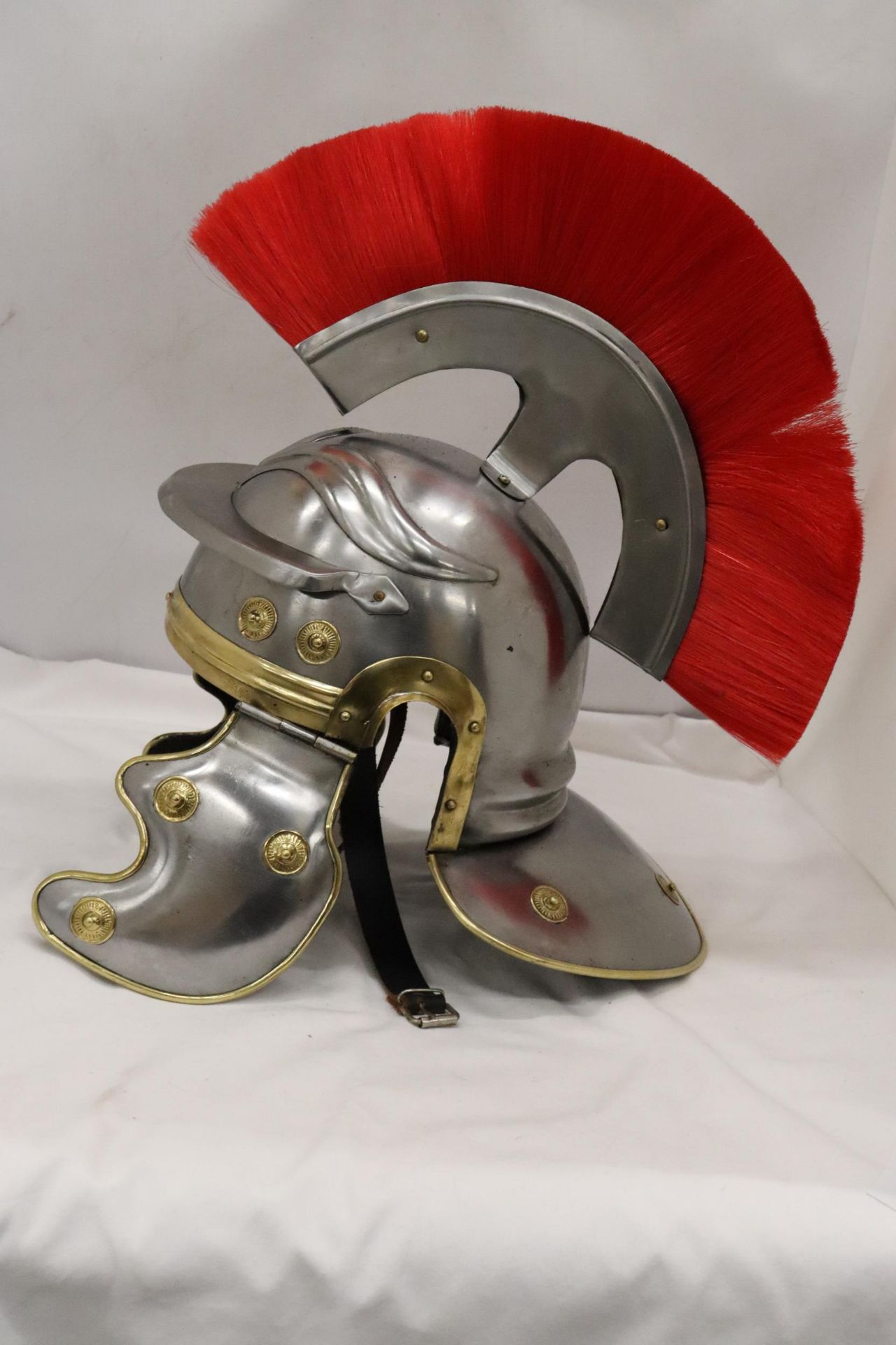 A REPRODUCTION ROMAN HELMET - Image 3 of 6