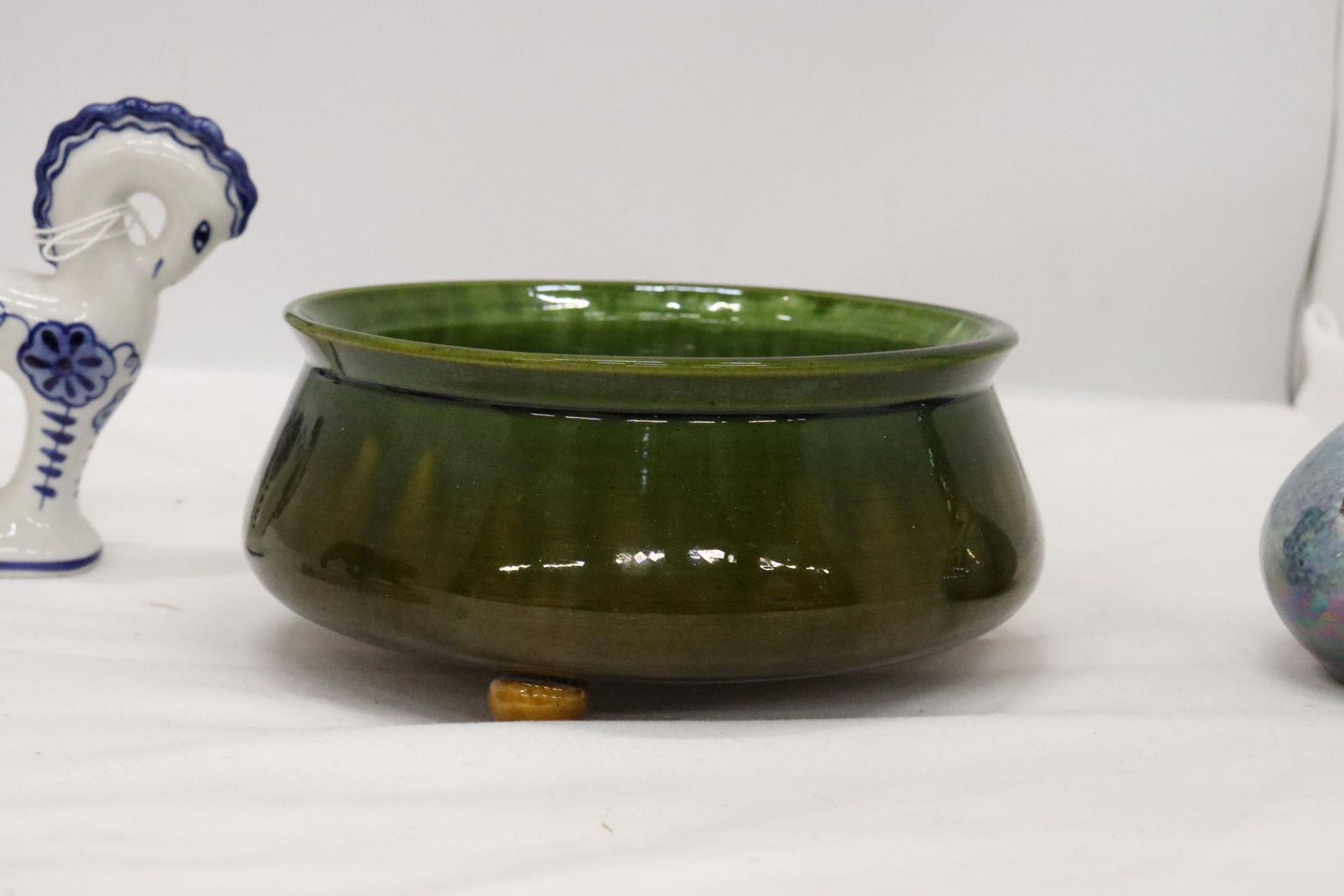 A VINTAGE BRETBY GREEN GLAZED BOWL WITH MARK TO THE BASE, A CAST LION ON MARBLE BASE, GZHEL USSR - Bild 6 aus 9