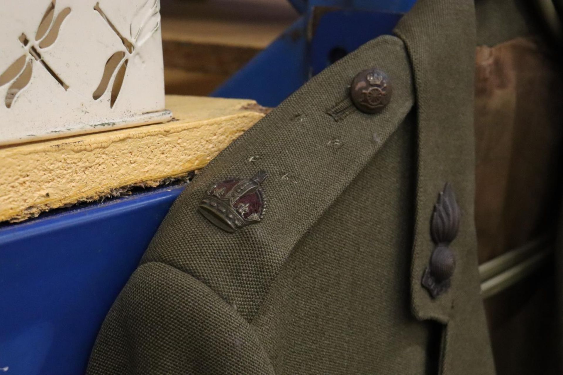 A ROYAL ARTILLERY MAJOR'S JACKET WITH SECOND WORLD WAR MEDAL RIBBONS - Bild 3 aus 6