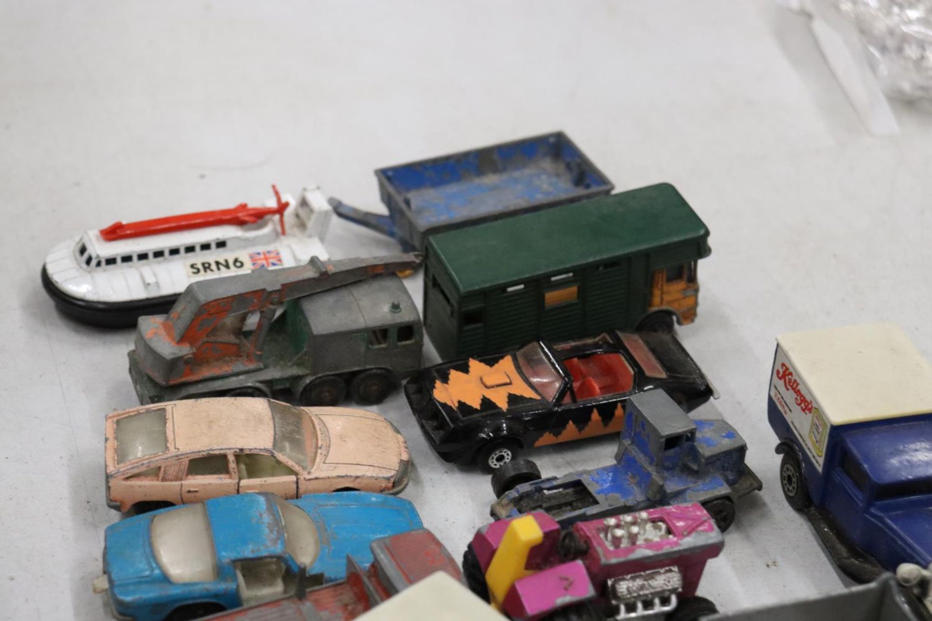 A QUANTITY OF VINTAGE MATCHBOX AND LESNEY DIECAST VEHICLES - Image 7 of 8