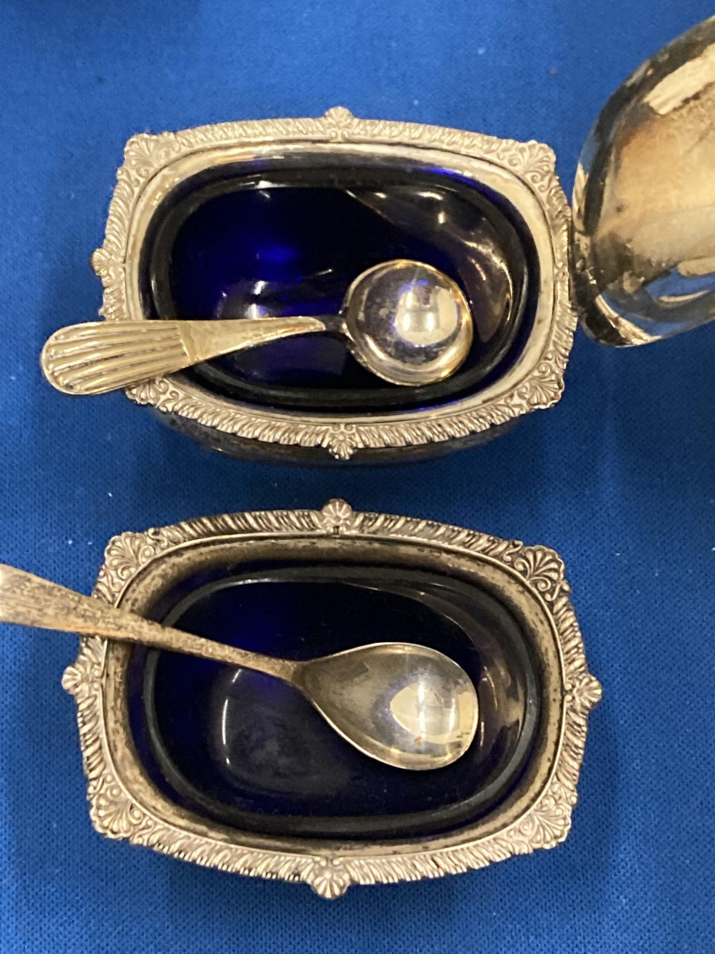 A HALLMARKED BIRMINGHAM SILVER CONDIMENT SET TO INCLUDE A BLUE GLASS LINED SALT AND LIDDED MUSTARD - Image 5 of 8