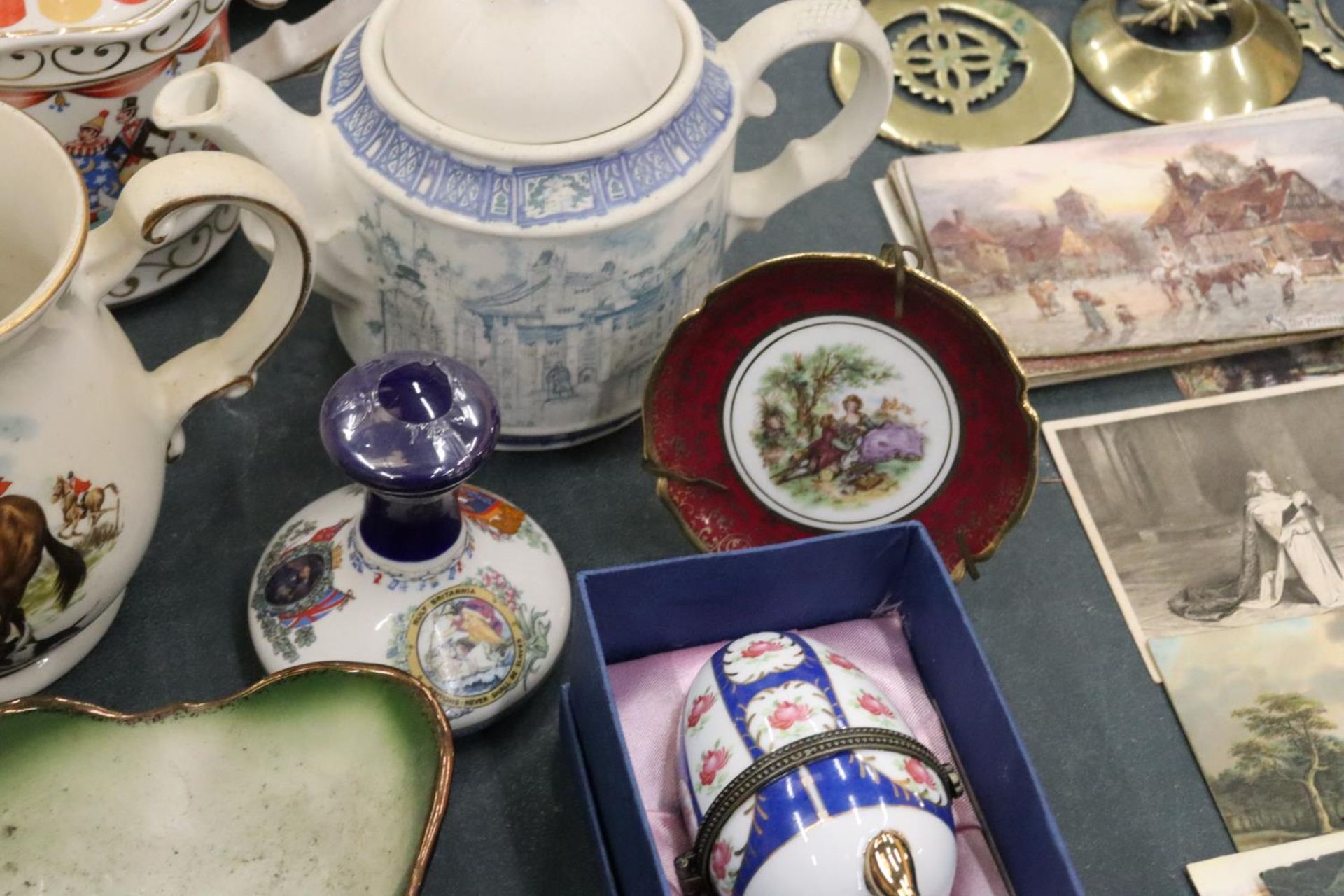 A MIXED LOT TO INCLUDE SADLER TEAPOTS, LIMOGES HANDPAINTED HINGED EGG TRINKET, DELFT BLUE TANKARD, - Image 4 of 12