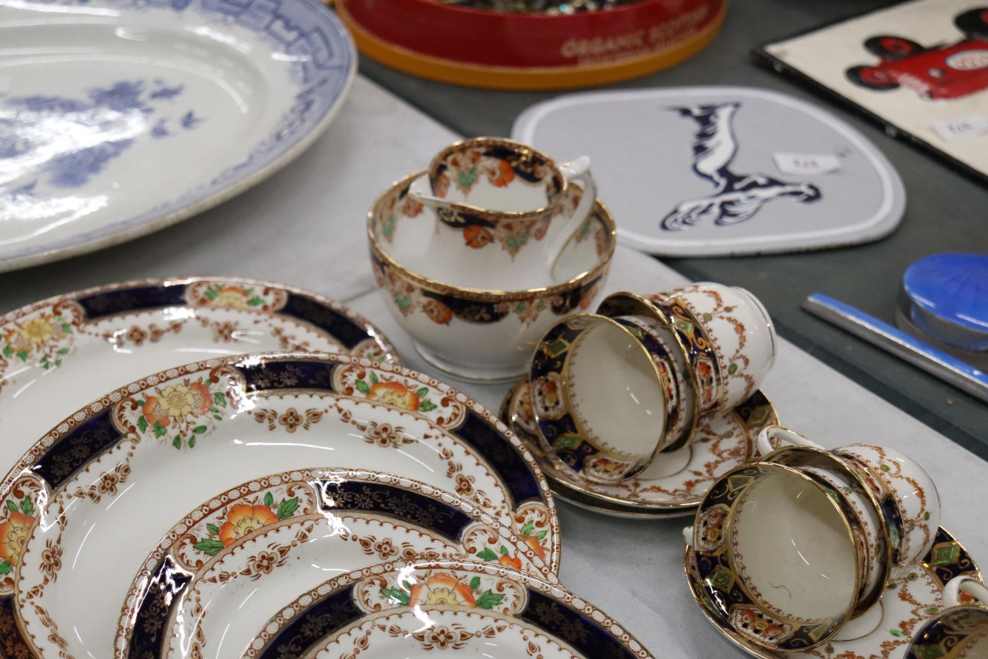 A LARGE QUANTITY OF MONA IMARI PATTERN TO INCLUDE TUREENS, DINNER PLATES, SIDE PLATES, CUPS, - Image 10 of 14