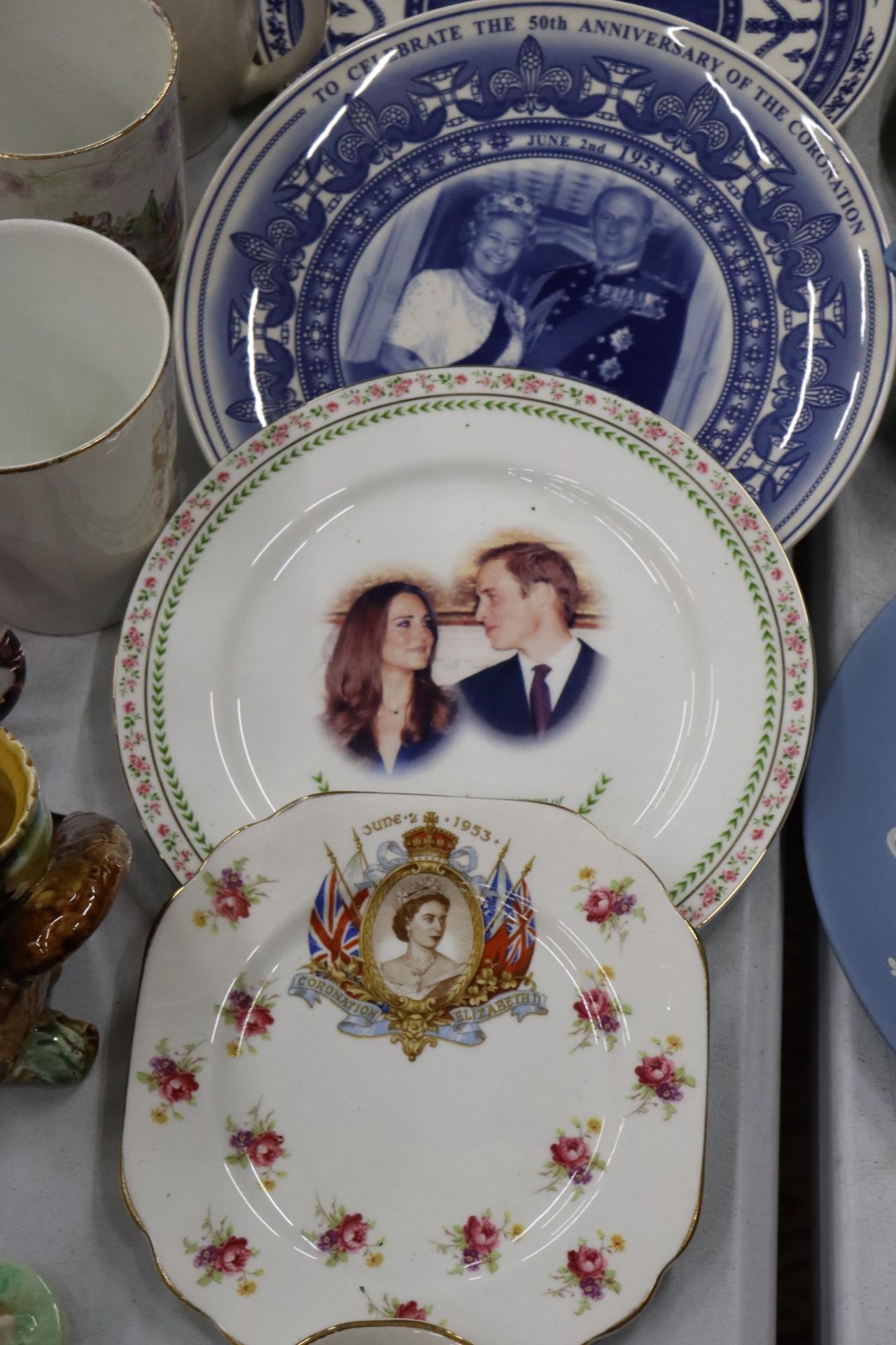 A COLLECTION OF ROYAL COMMEMORATIVE ITEMS TO INCLUDE CUPS, PLATES, PLUS GUINNESS CERAMICS - Bild 3 aus 11