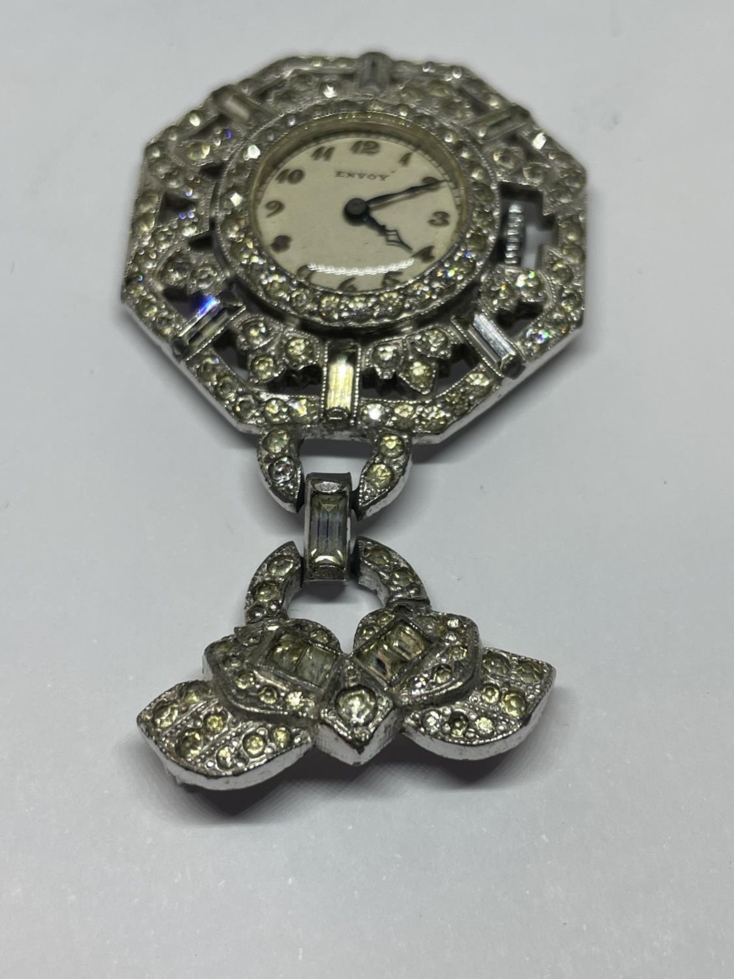 AN AMERICAN 1930'S ENVOY BROOCH WATCH WITH CLEAR STONE DECORATION SEEN WORKING BUT NO WARRANTY - Bild 2 aus 5