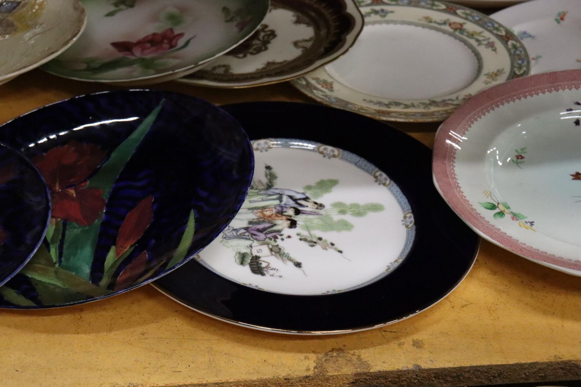 A LARGE QUANTITY OF VINTAGE PLATES TO INCLUDE DOULTON, ADAMS, ETC, - APPROX 16 IN TOTAL - Image 8 of 10