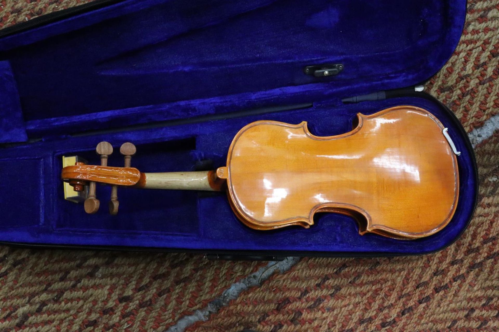 A STENTOR STUDENT 1/4 VIOLIN IN A CASE - Image 5 of 6