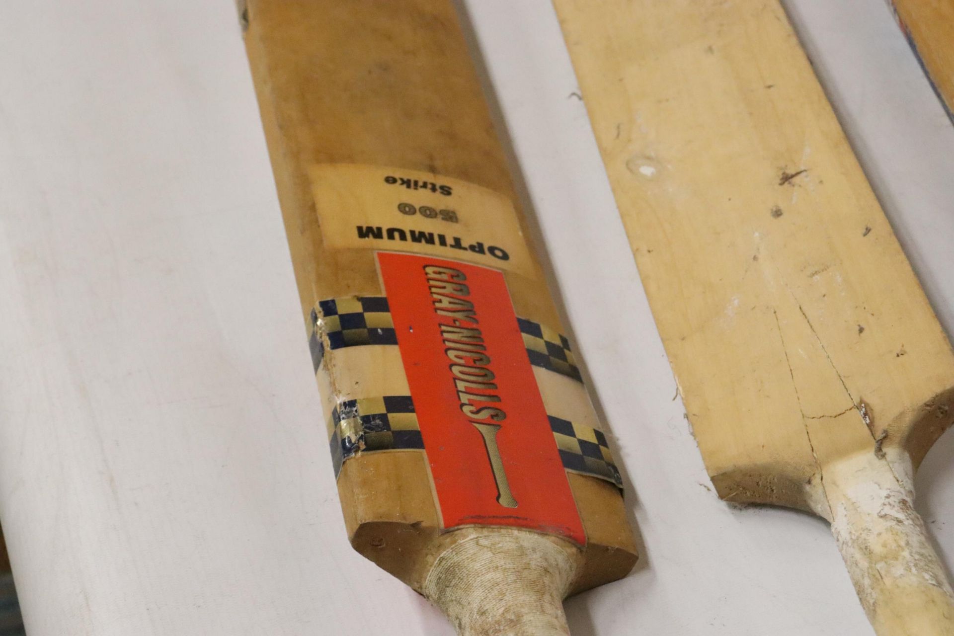 THREE CRICKET BATDS TO INCLUDE A GRAY NICHOLLS OPTIMUM 500 STRIKE, A RKM RAJDOOT ZIGMA, ETC - Image 2 of 6