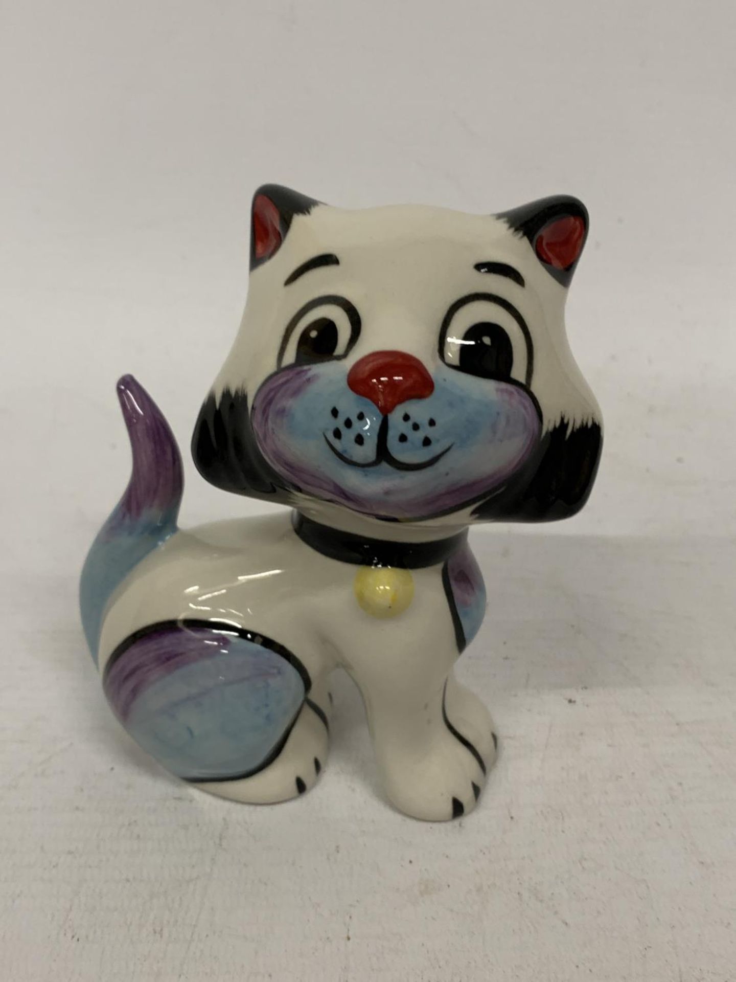 A LORNA BAILEY HAND PAINTED AND SIGNED QUEENIE CAT