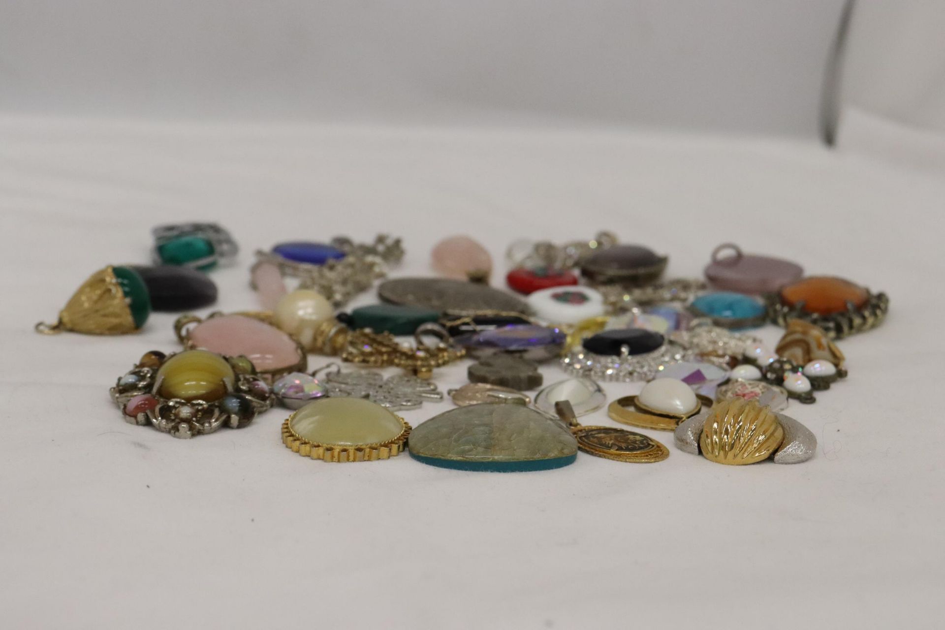 A QUANTITY OF CHAIN PENDANTS - Image 2 of 9