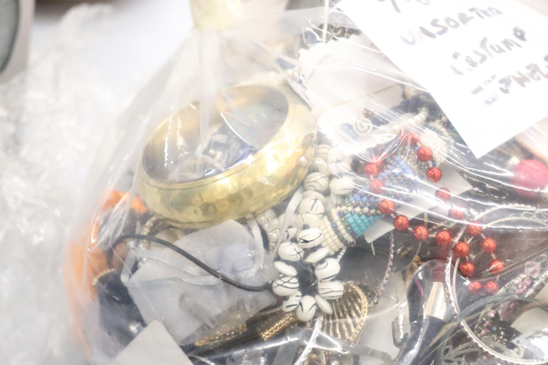 A LARGE QUANTITY OF UNSORTED COSTUME JEWELLERY - 7.6KG IN TOTAL - Image 4 of 6