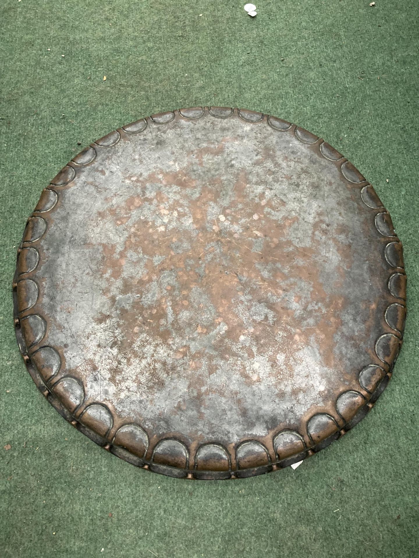 A LARGE BRASS MIDDLE EASTERN CHARGER WITH PIE CRUST EDGING DIAMETER 48.5CM - Image 3 of 3