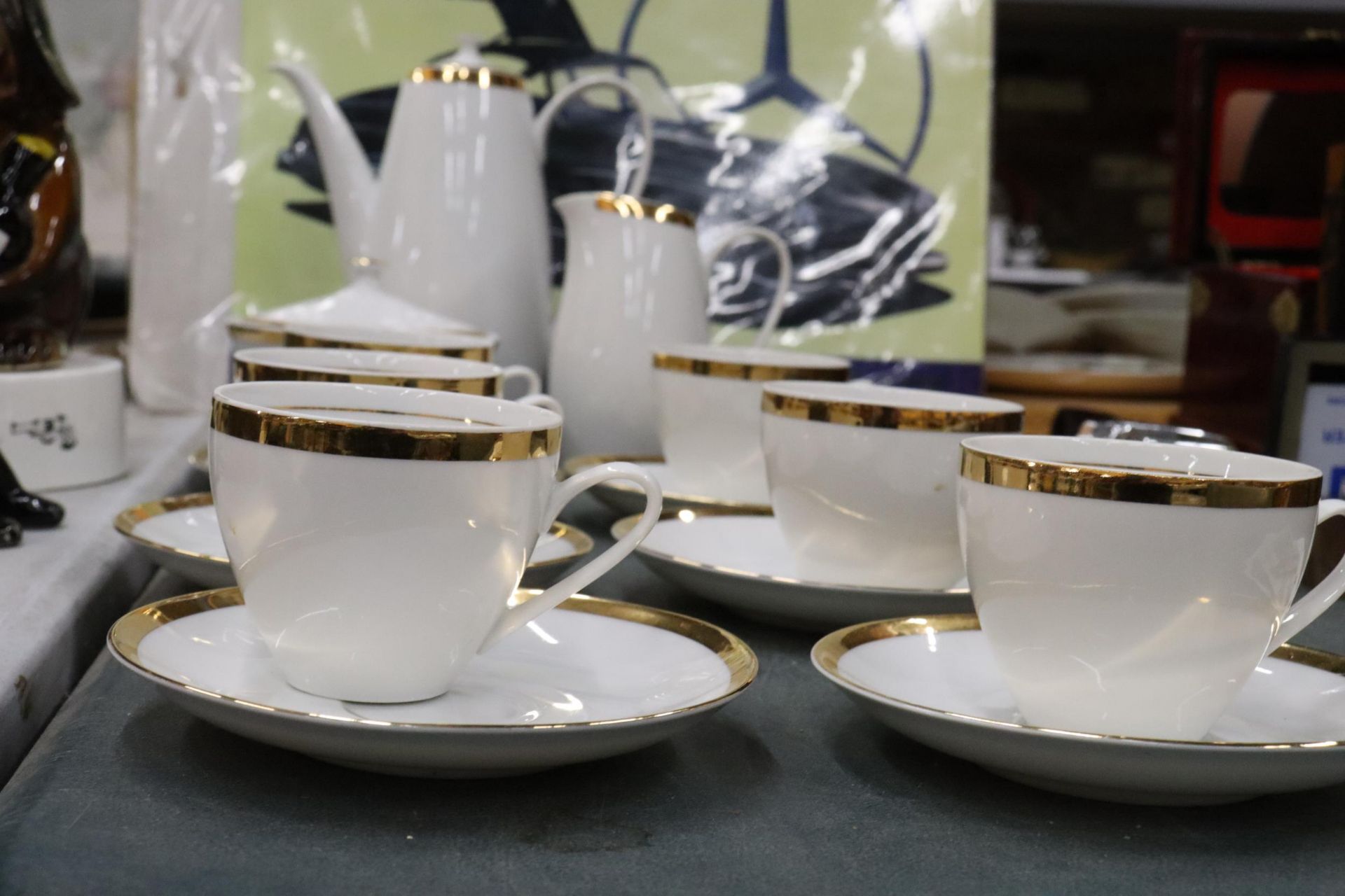 A CZECHOSLOVAKIAN CHINA COFFEE SET TO INCLUDE A COFFEE POT, CREAM JUG, SUGAR BOWL, CUPS AND SAUCERS - Image 2 of 6