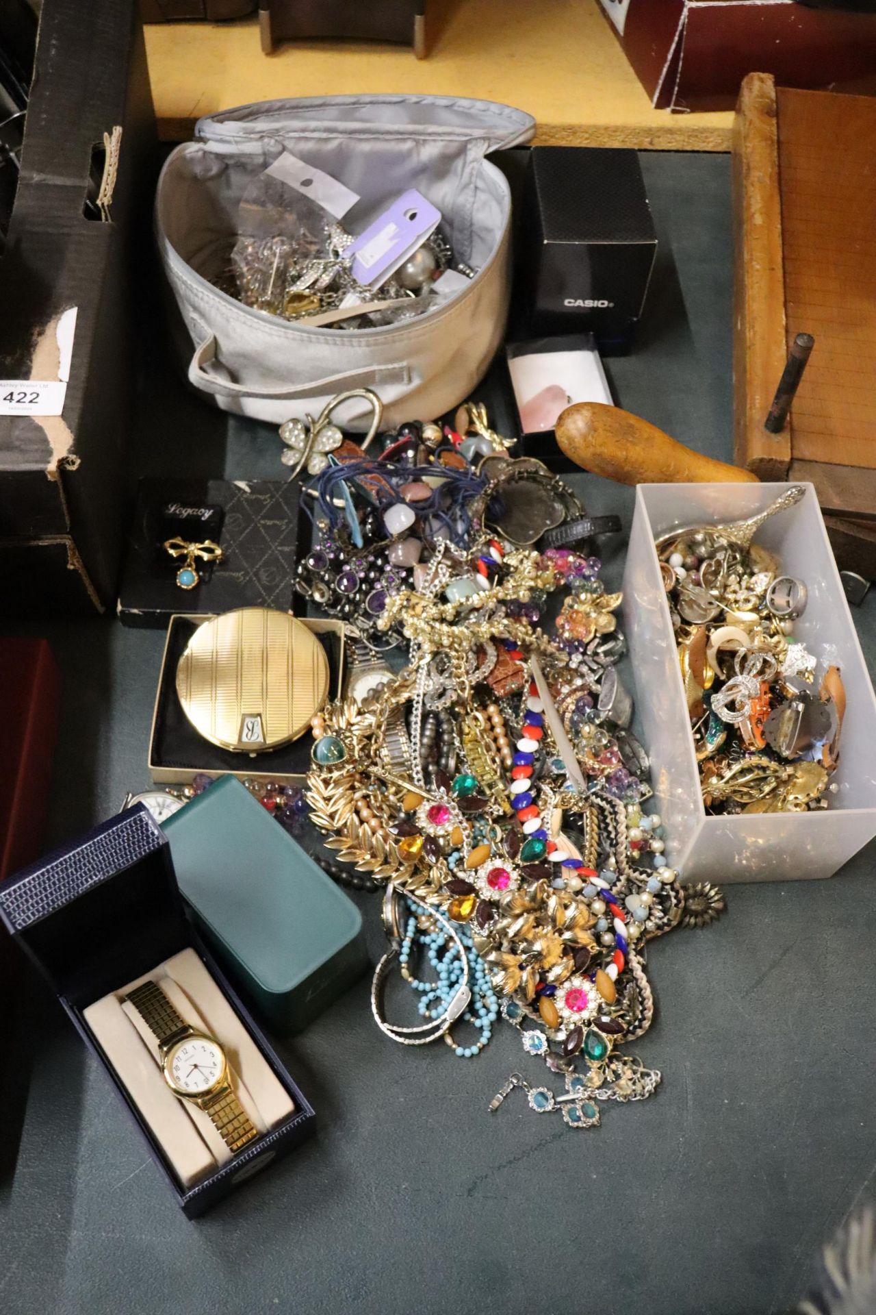 A QUANTITY OF COSTUME JEWELLERY TO INCLUDE NECKLACES, BROOCHES, EARRINGS, ETC