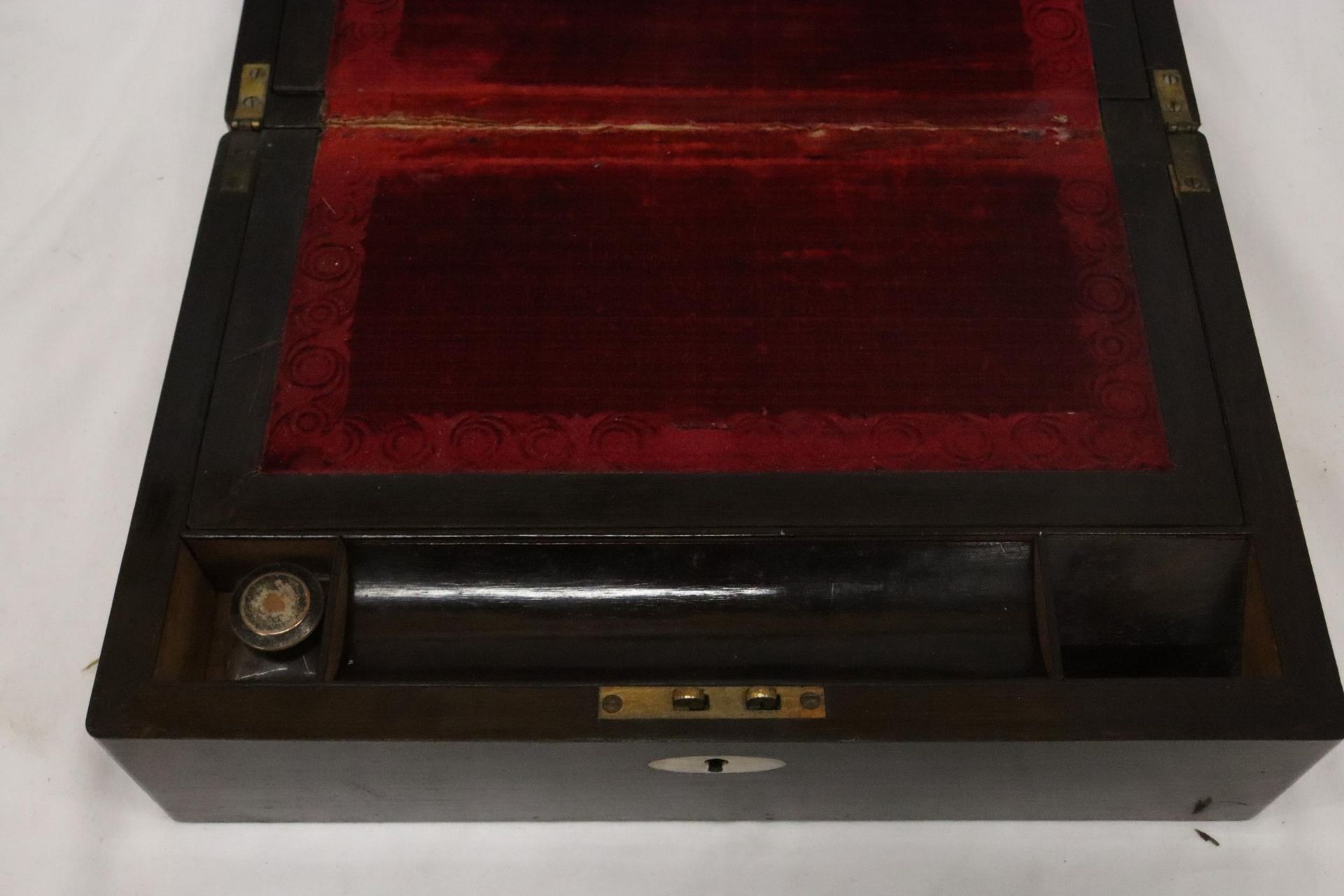 A ROSEWOOD WRITING SLOPE, WITH SUEDE SLOPE, ONE INKWELL AND MOTHER OF PEARL CARTOUCHE - Image 4 of 5