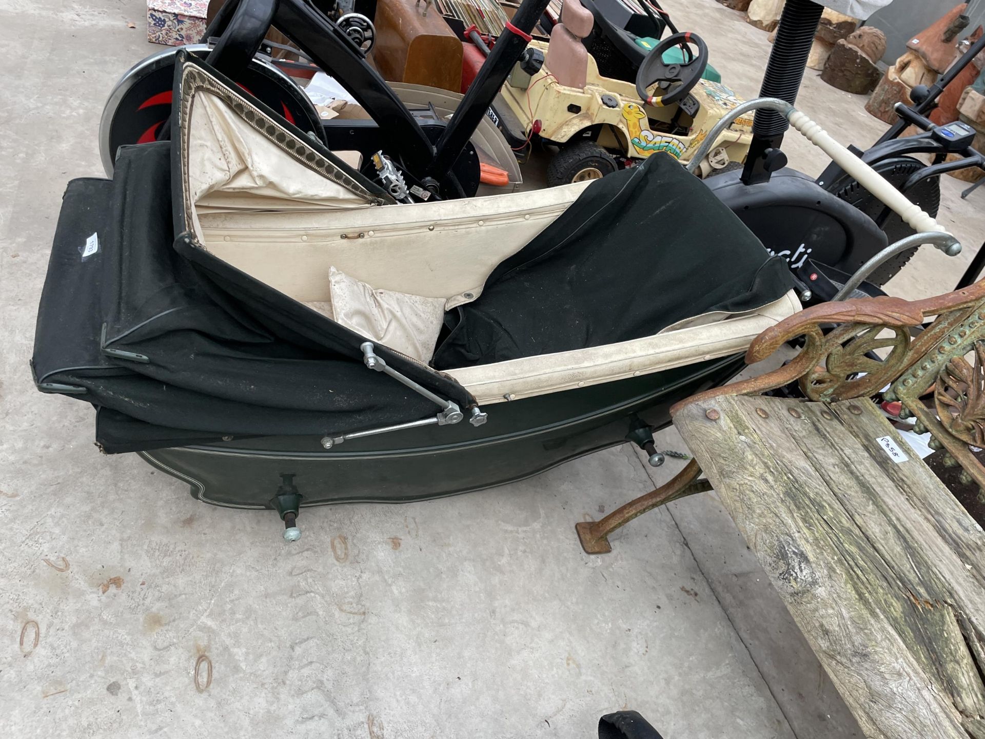 A VINTAGE SILVER CROSS PRAM BODY (NO FRAME OR WHEELS)