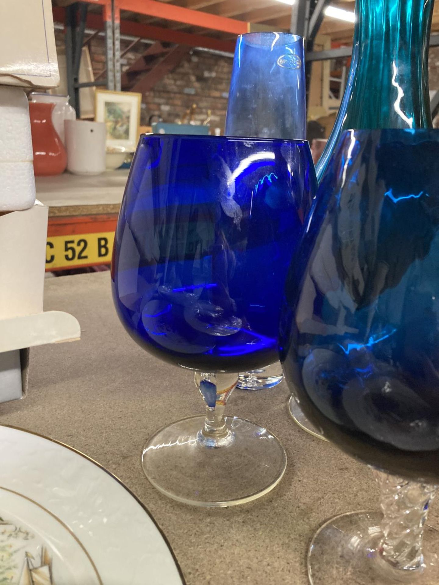 NINE LARGE ITEMS OF COLOURED GLASSWARE - Image 2 of 4