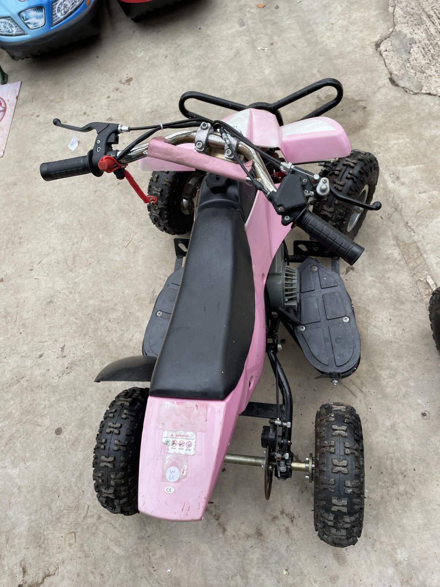 A PINK CHILDS PETROL GO KART COMPLETE WITH KEY - Bild 3 aus 5