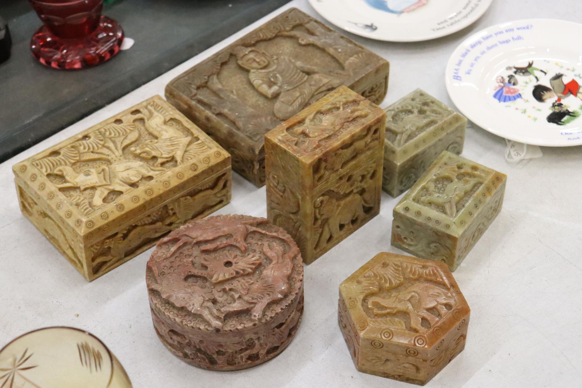SEVEN SOAP STONE BOXES WITH ANIMAL AND ORIENTAL DDESIGN - Bild 6 aus 6
