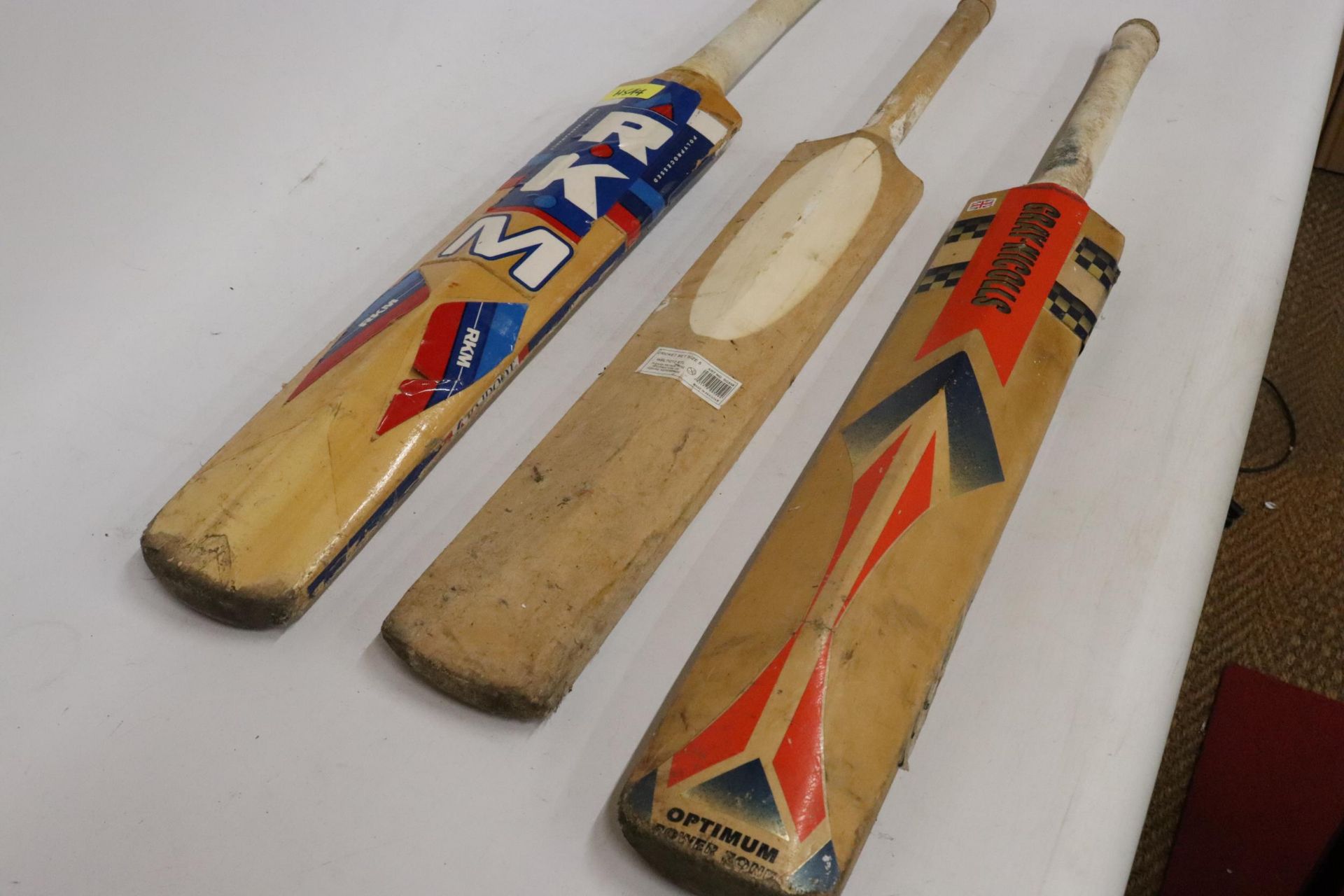 THREE CRICKET BATDS TO INCLUDE A GRAY NICHOLLS OPTIMUM 500 STRIKE, A RKM RAJDOOT ZIGMA, ETC - Bild 6 aus 6