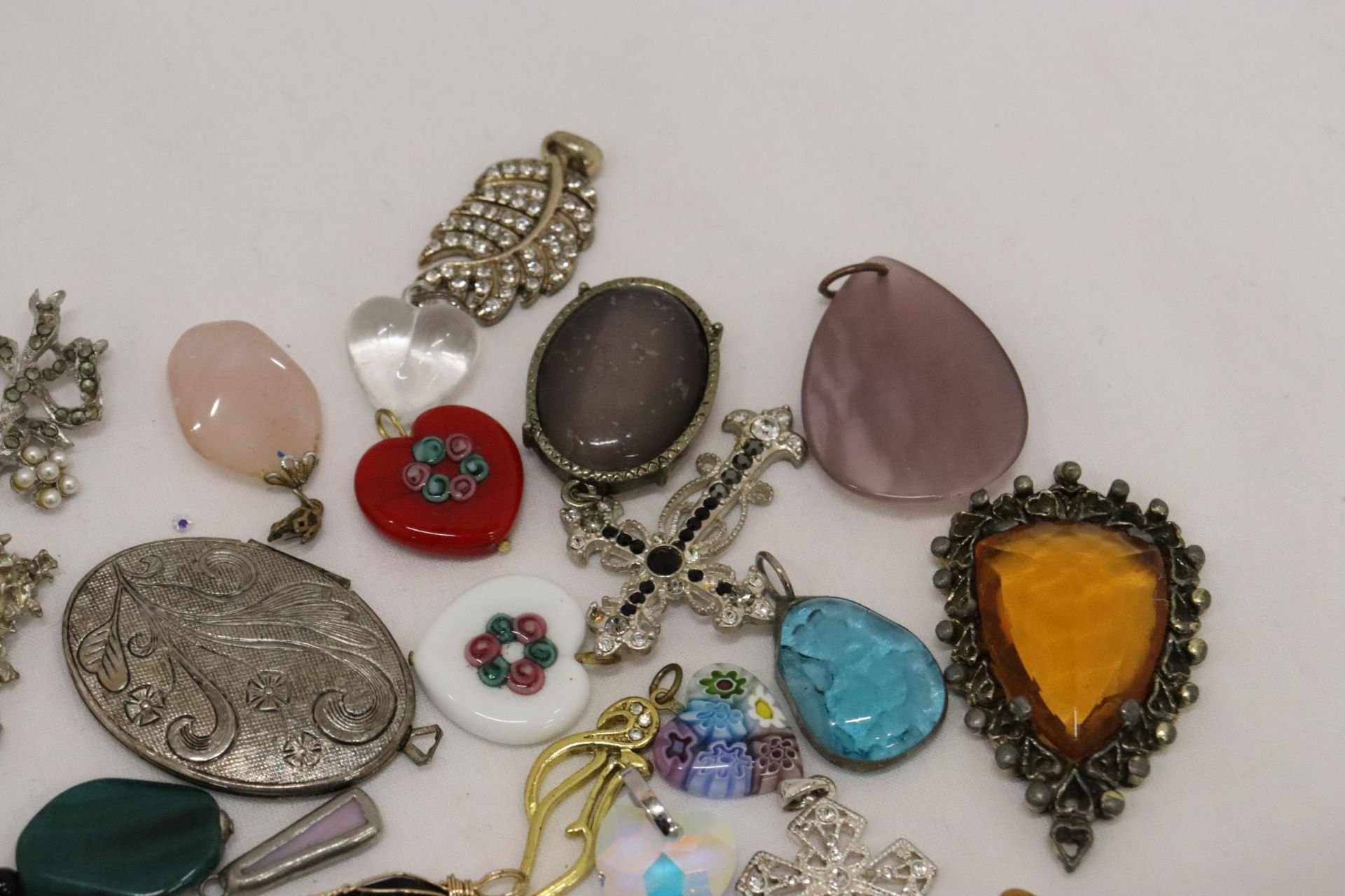 A QUANTITY OF CHAIN PENDANTS - Image 8 of 9