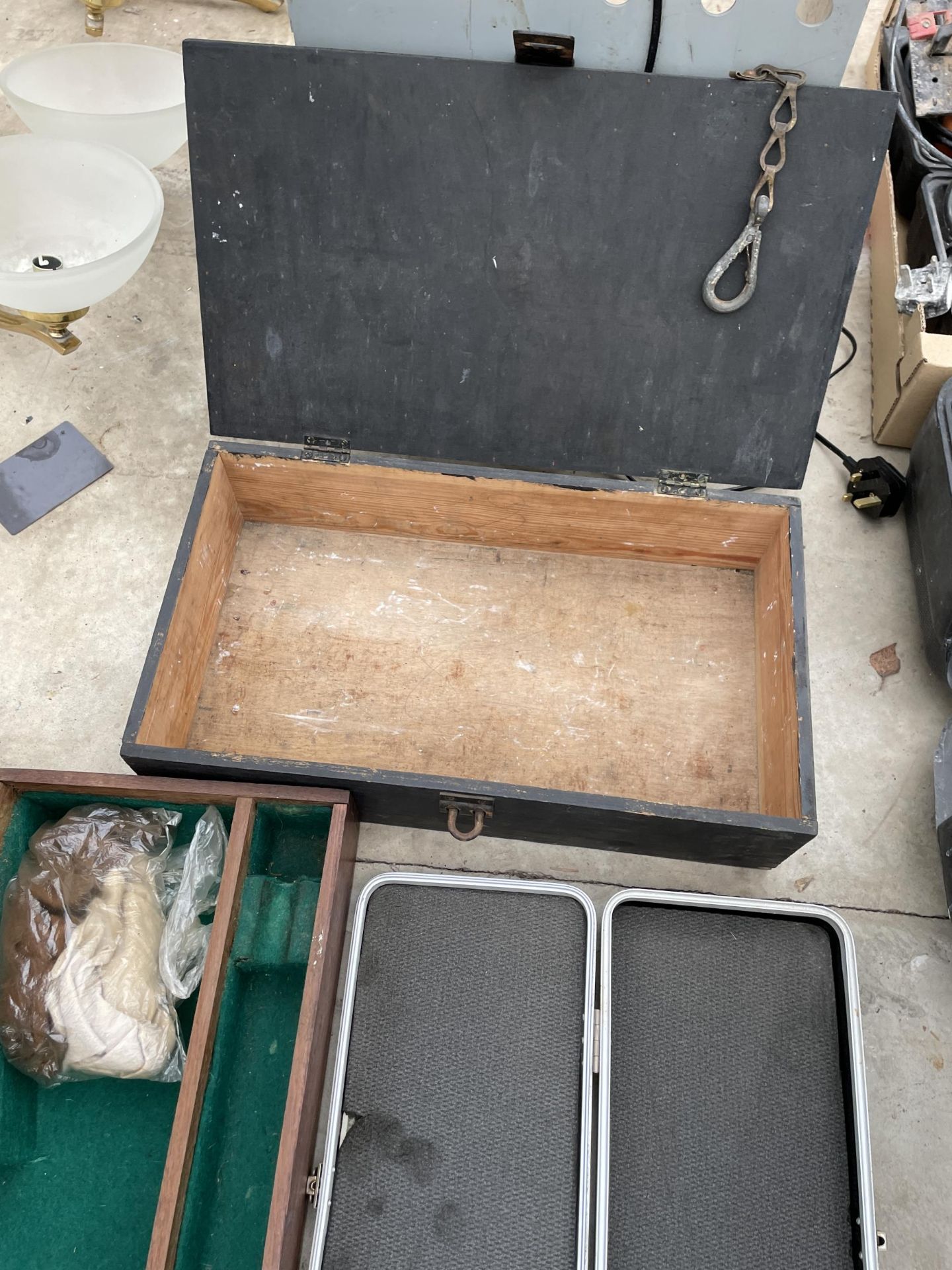 TWO VARIOUS GUN CASES AND A WOODEN STORAGE BOX - Image 4 of 4