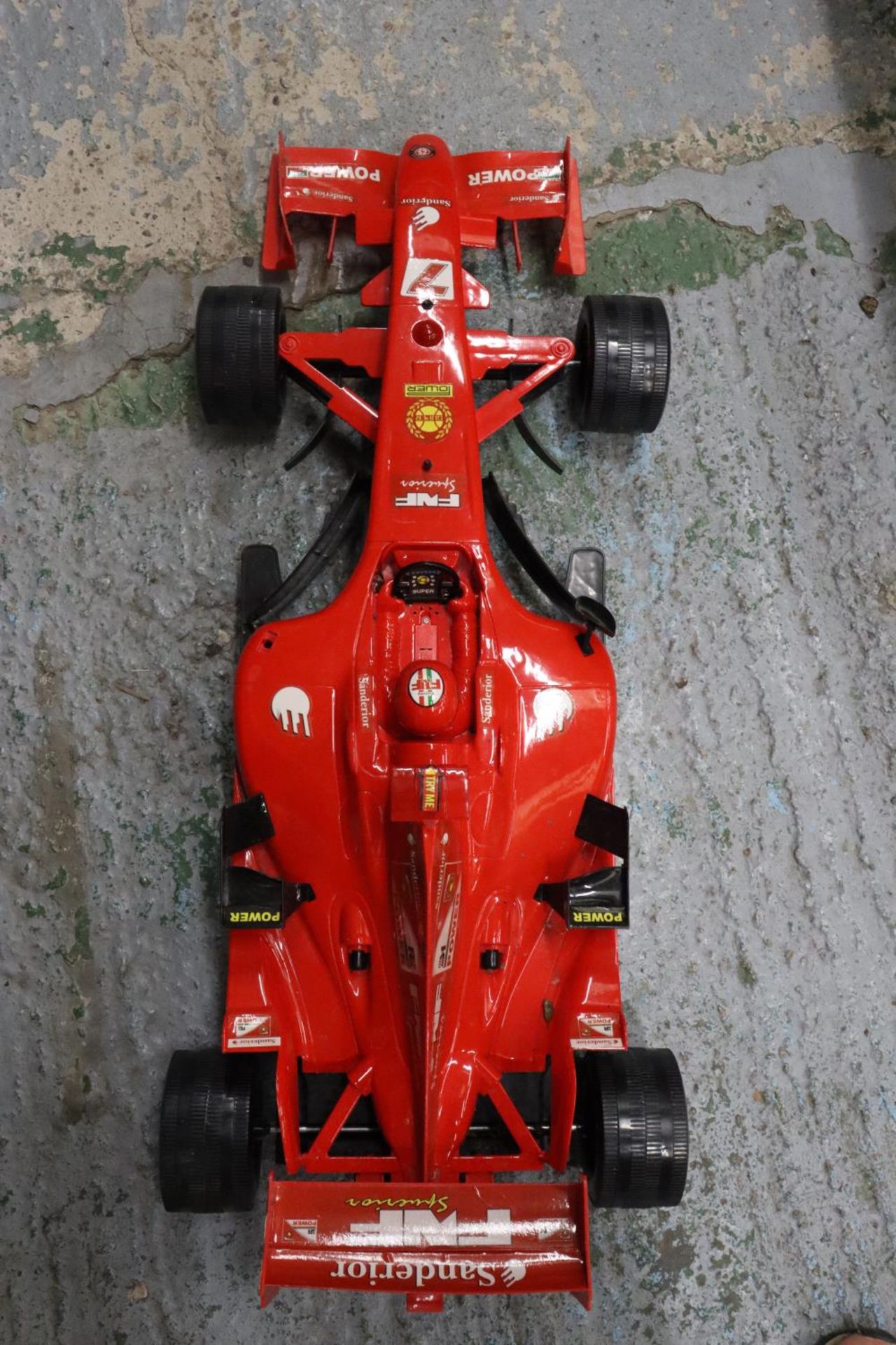 A LARGE FORMULA ONE FERRARI RACING CAR 37 INCH LONG - Bild 6 aus 6