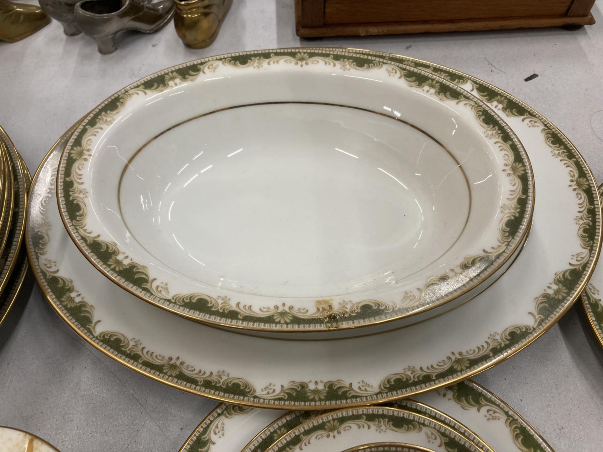 A NORITAKE PART DINNER SERVICE TO INCLUDE A SERVING BOWL AND PLATE, VARIOUS SIZES OF PLATES, CREAM - Image 4 of 6