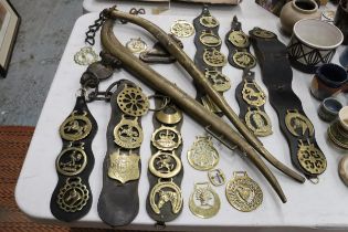 A LARGE COLLECTION OF VINTAGE HORSE BRASSES, ETC TO INCLUDE HORSE HAMES, HORSE BRASSES ON