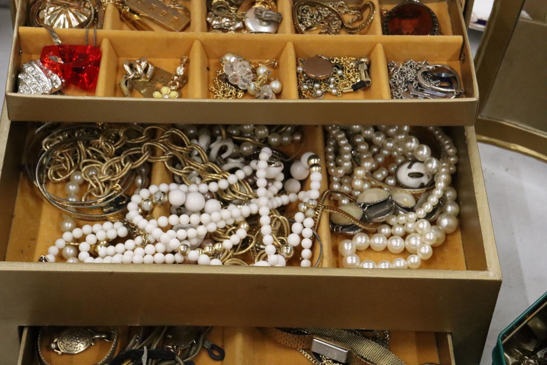 A LARGE QUANTITY OF COSTUME JEWELLERY TO INCLUDE WATCHES, NECKLACES, EARRINGS, BROOCHES, ETC, PLUS A - Image 6 of 10