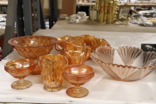 A COLLECTION OF VINTAGE TANGARINE COLOURED GLASSWARE TO INCLUDE BOWLS AND JUGS