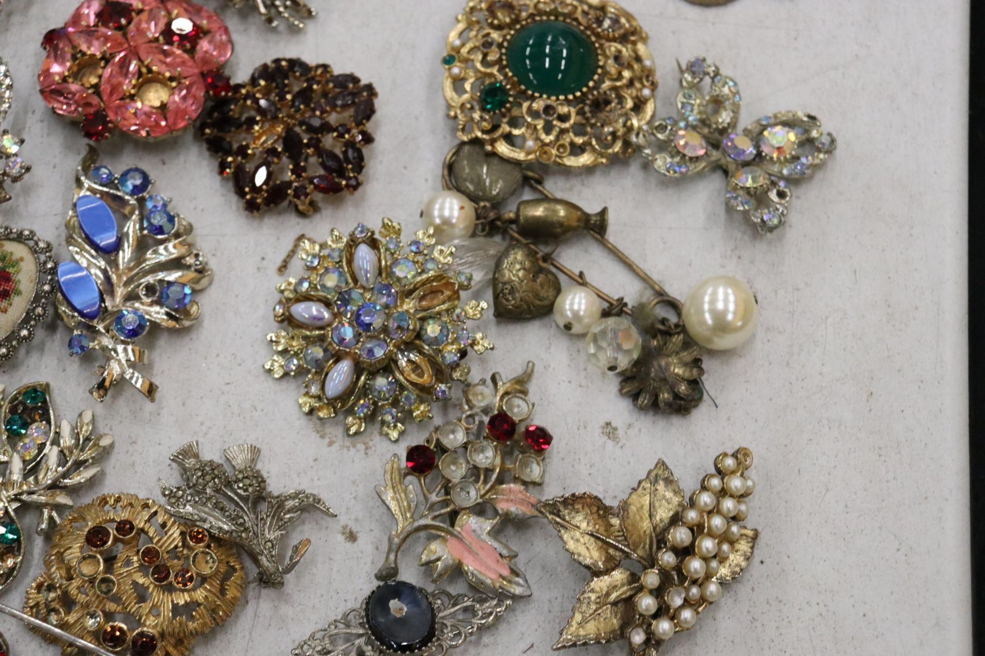 A QUANTITY OF VINTAGE COSTUME JEWELLERY BROOCHES - APPROX 29 IN TOTAL - Image 7 of 9